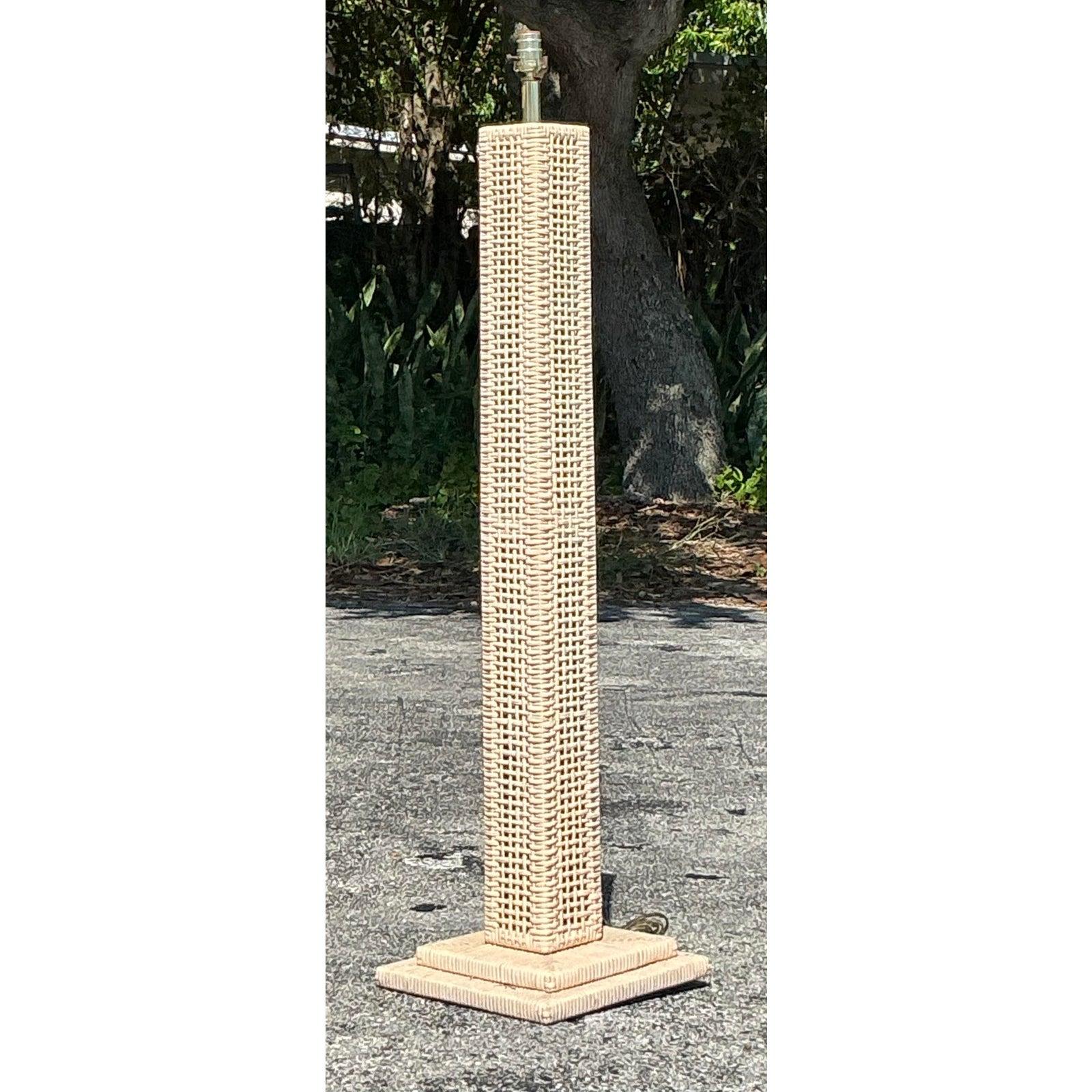 Lámpara de pie vintage costera de ratán tejido Filipino en venta
