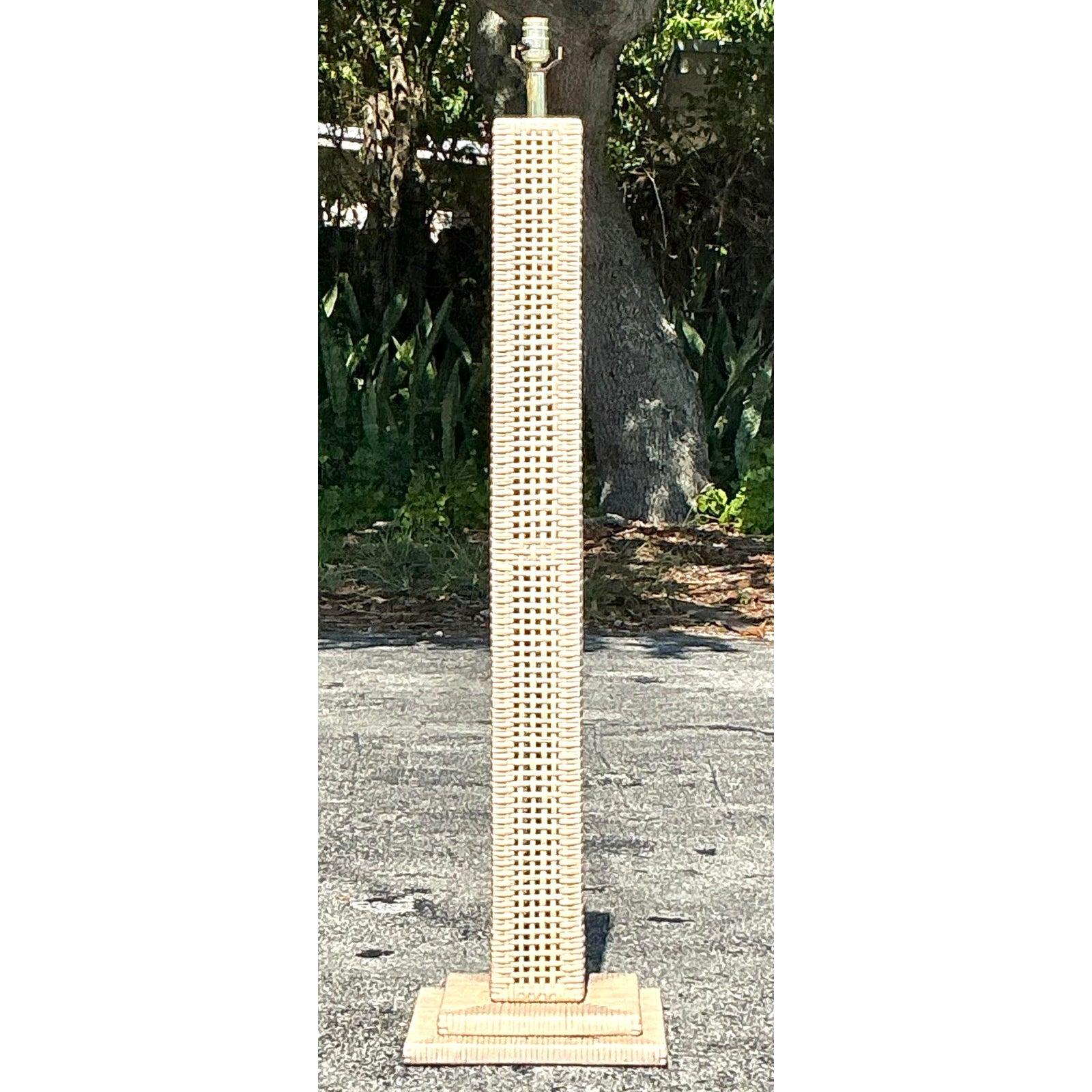 Lámpara de pie vintage costera de ratán tejido en Bueno estado para la venta en West Palm Beach, FL