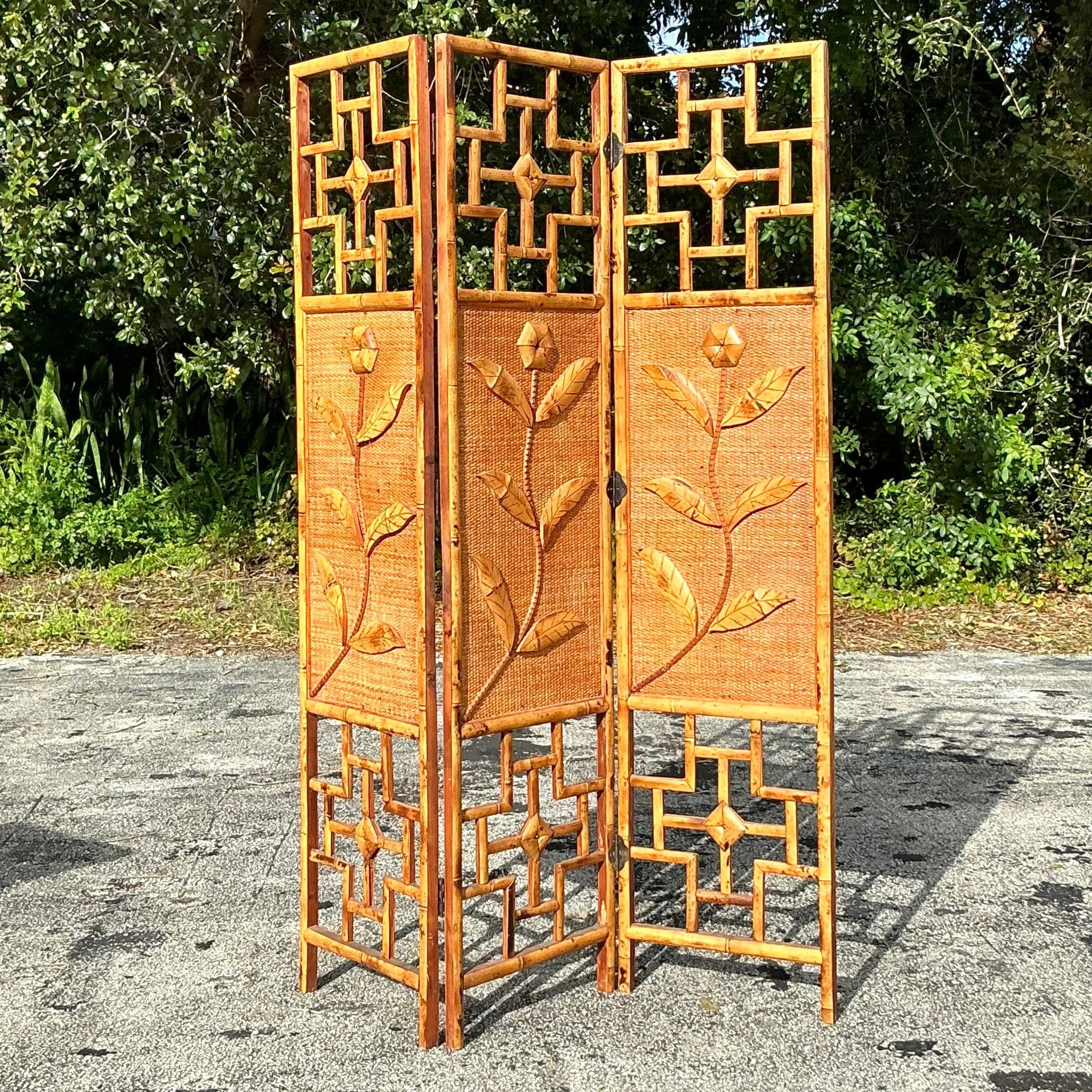 Vintage Coastal Woven Rattan Flowers Screen In Good Condition For Sale In west palm beach, FL