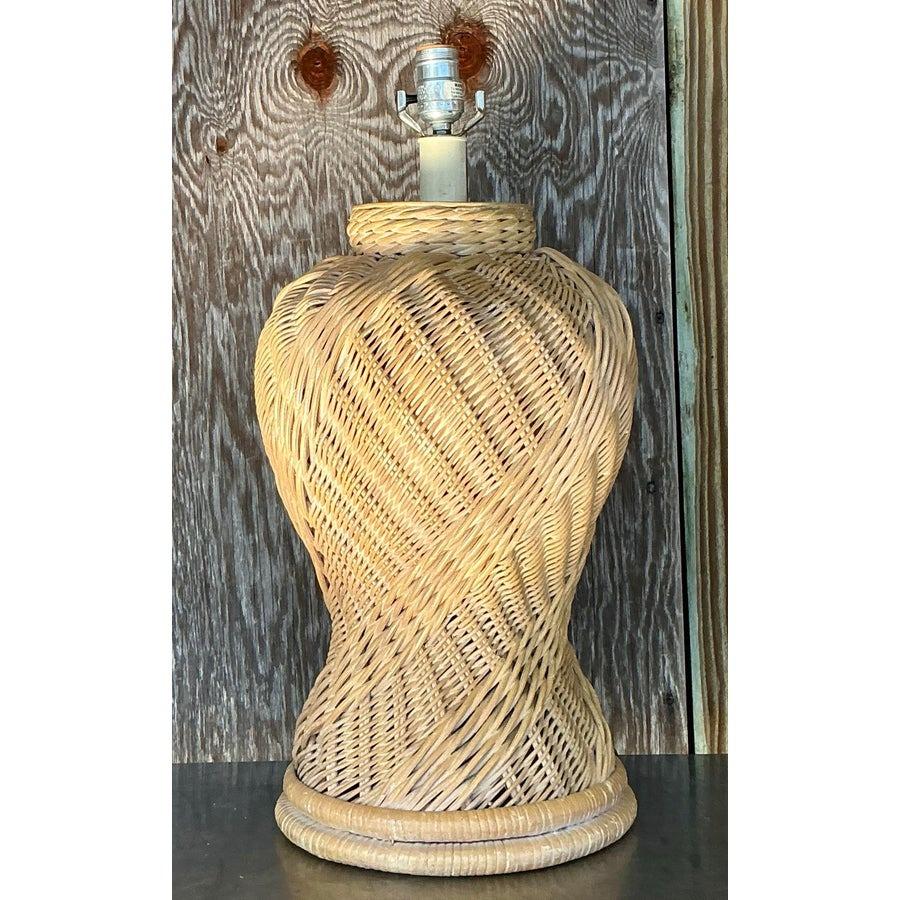 Lampe à jarre en rotin tressé vintage côtier Bon état - En vente à west palm beach, FL