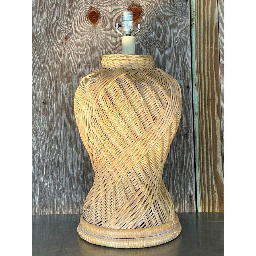 Lampe à jarre en rotin tressé vintage côtier en vente 2