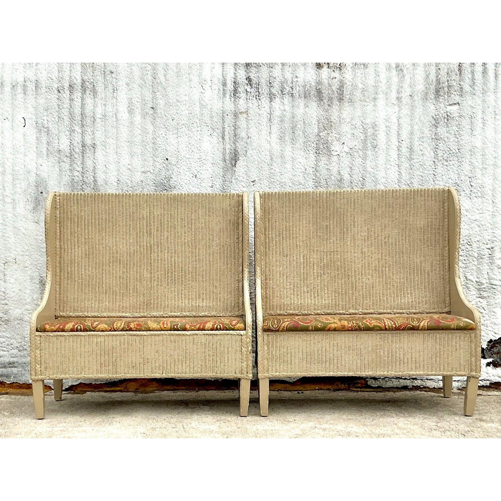 Tissu d'ameublement Bancs vintage à haut dossier en rotin tissé - une paire en vente