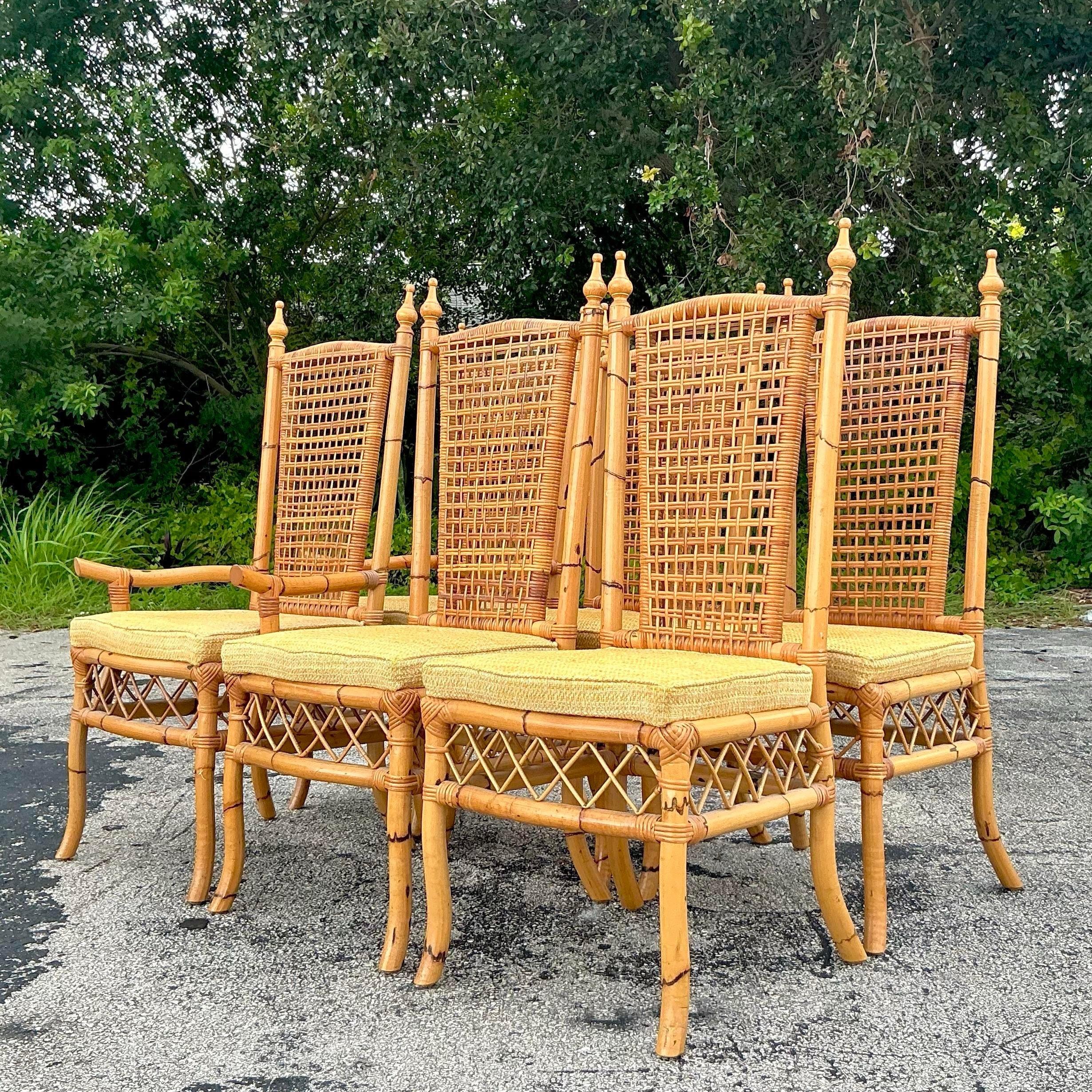 Peppen Sie Ihren Essbereich mit der entspannten Eleganz dieser geflochtenen Rattanstühle mit hoher Rückenlehne im Vintage-Stil auf. Diese Stühle eignen sich perfekt für ein amerikanisches Interieur. Sie bestehen aus kunstvoll geflochtenem Rattan und