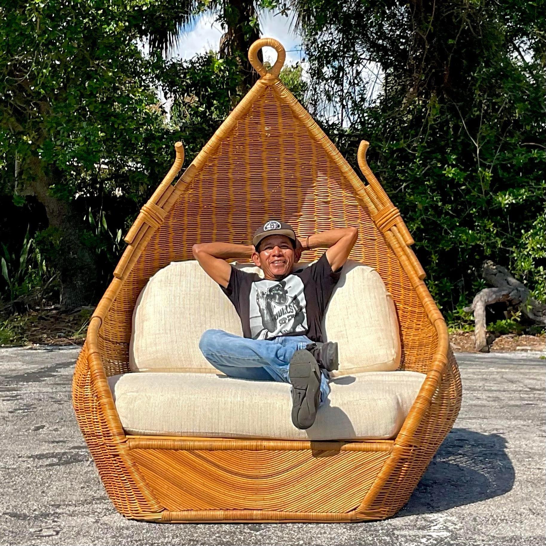 Philippin Paire de chaises longues vintage en rotin tissé avec capuchon en vente