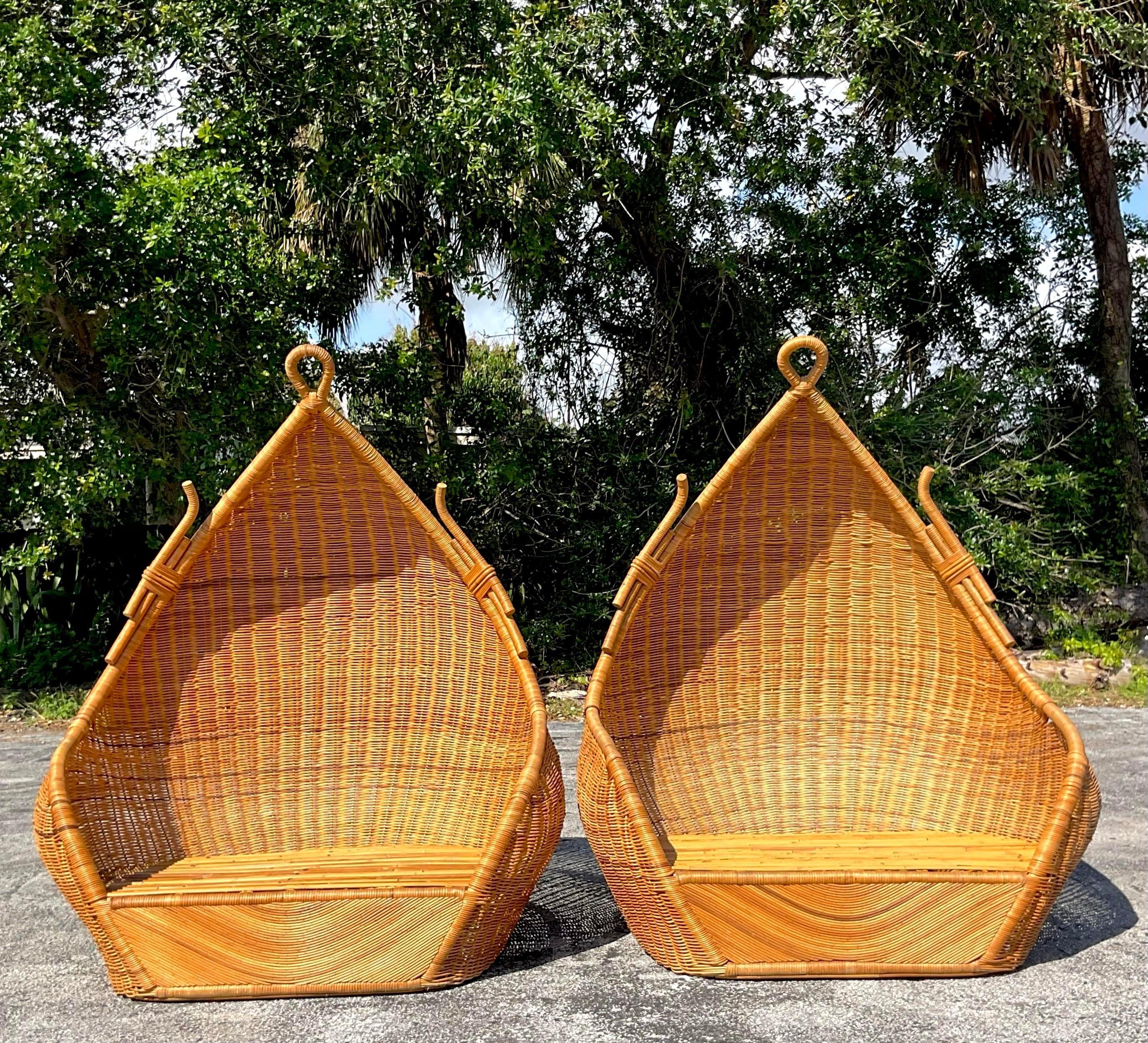 Paire de chaises longues vintage en rotin tissé avec capuchon Bon état - En vente à west palm beach, FL