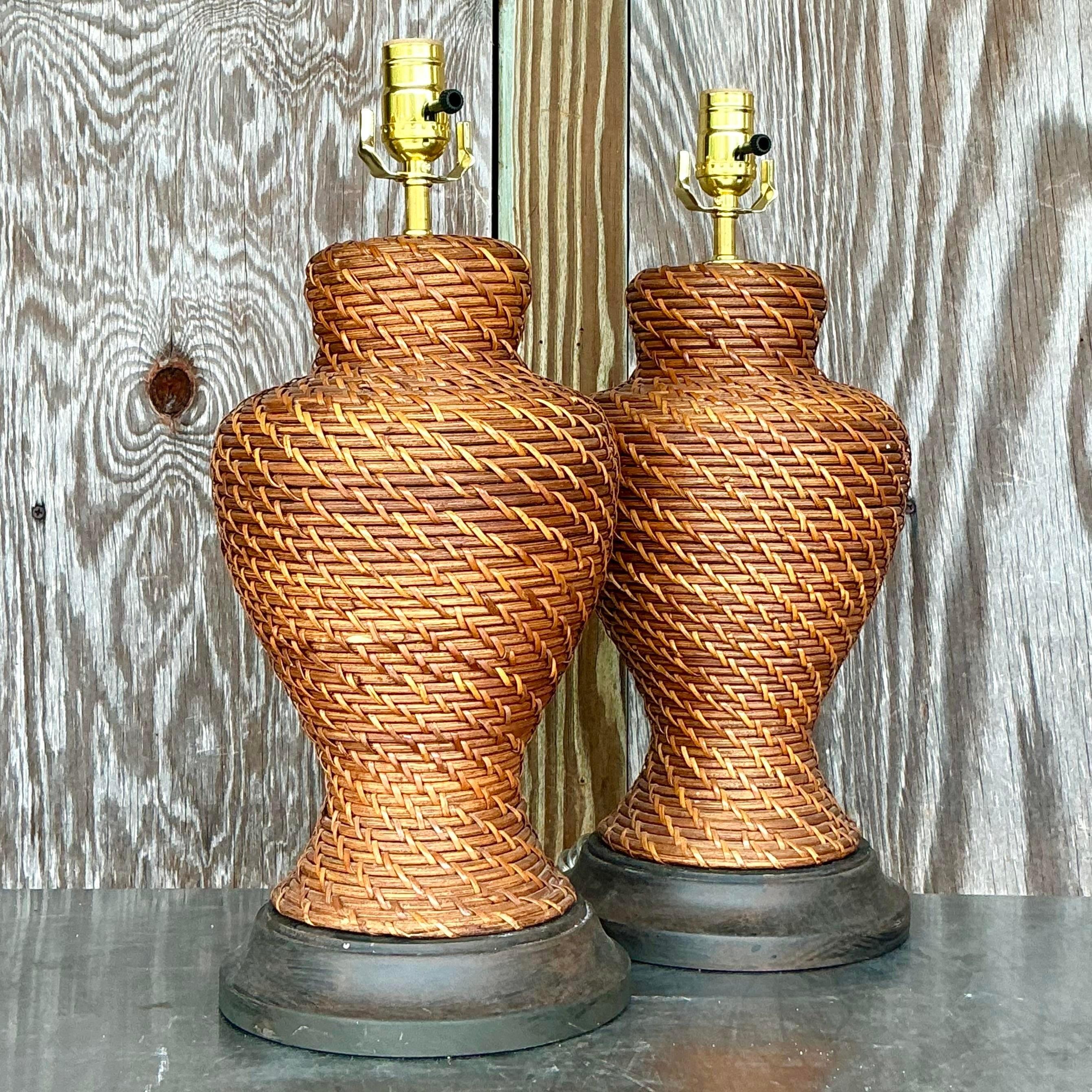 Illuminez votre espace avec cette exquise paire de lampes Vintage Coastal en rotin tressé. Incarnant le style américain classique, ces lampes sont fabriquées en rotin et offrent une ambiance chaleureuse et accueillante, parfaite pour tout intérieur