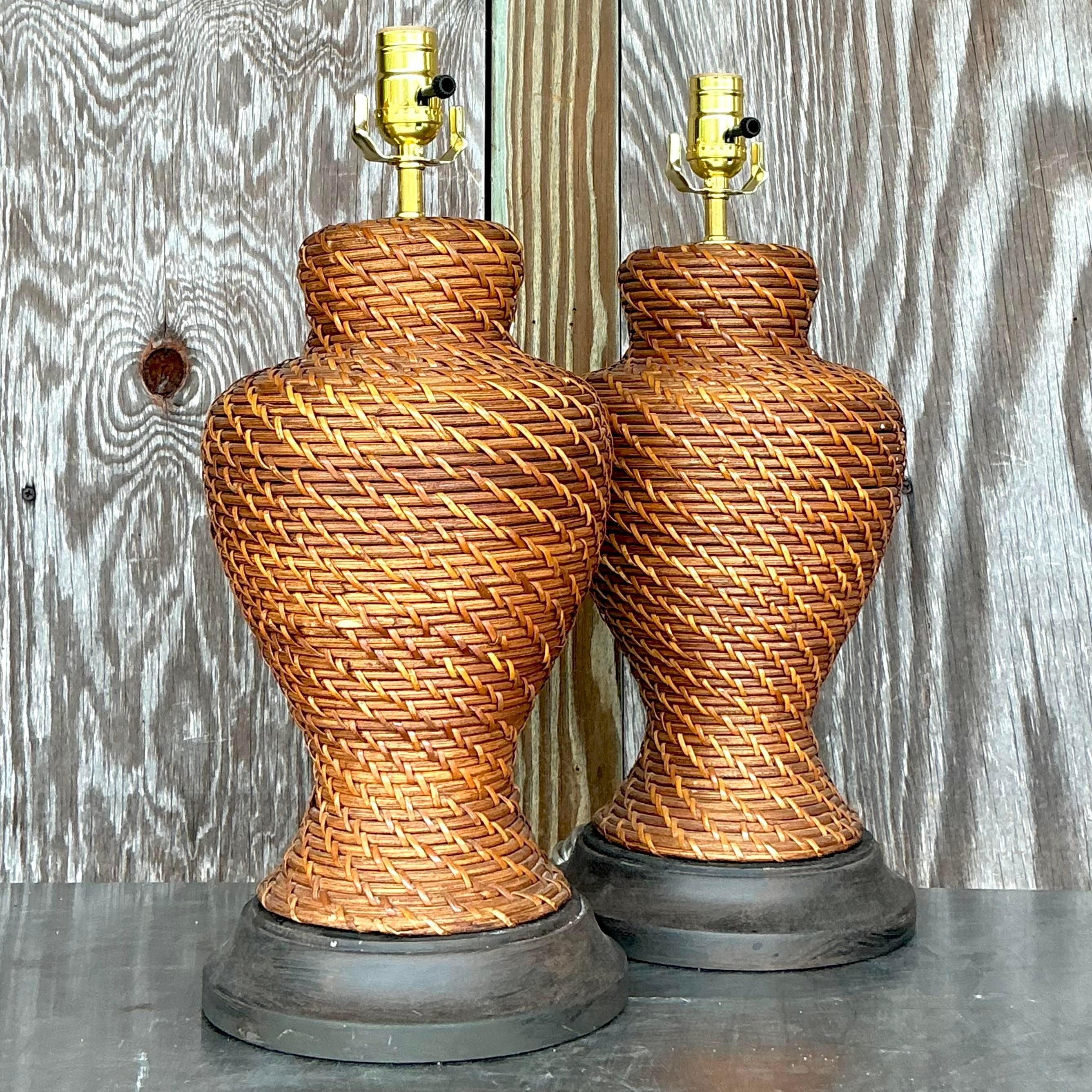 Américain Paire de lampes vintage en rotin tressé pour la côte en vente