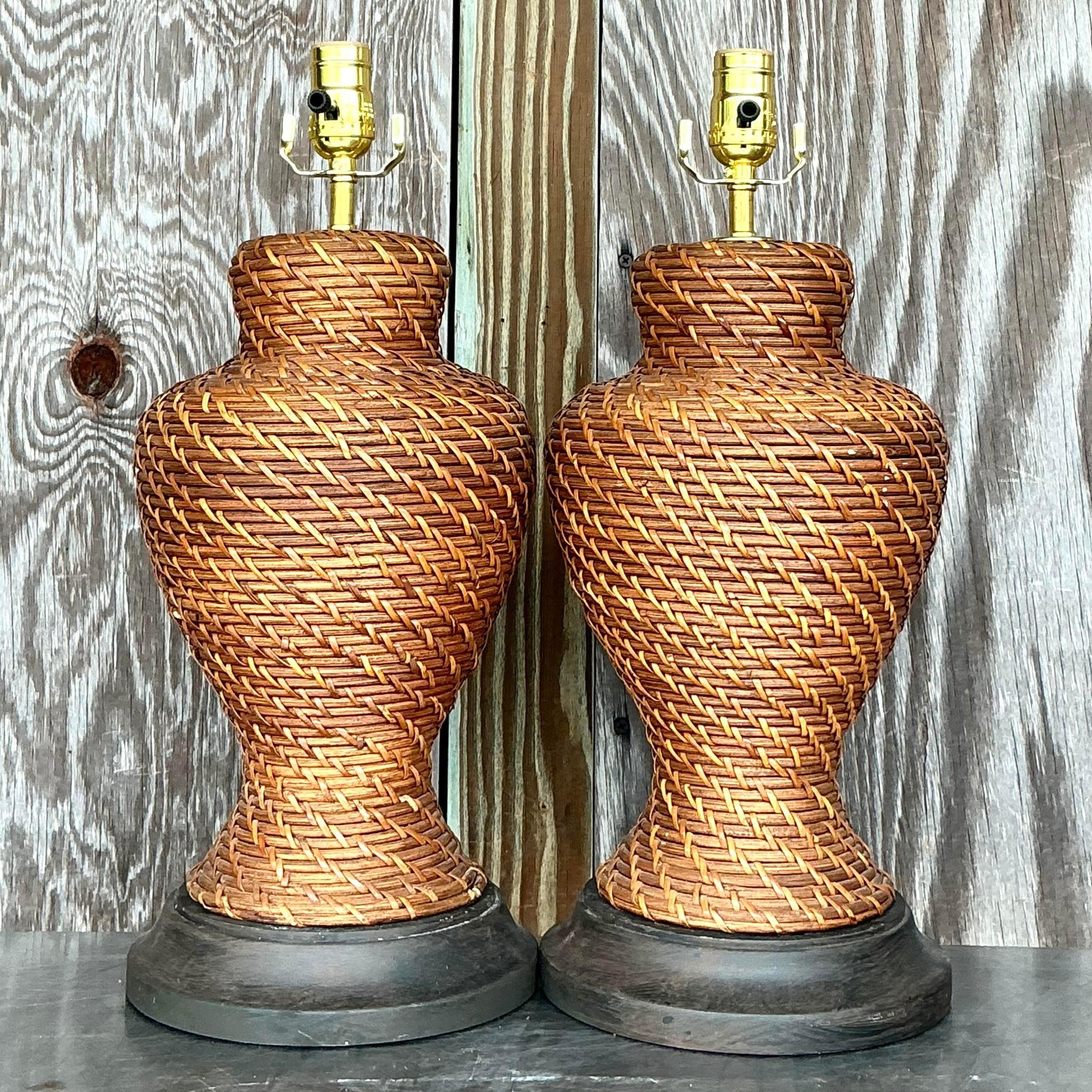 Paire de lampes vintage en rotin tressé pour la côte Bon état - En vente à West Palm Beach, FL