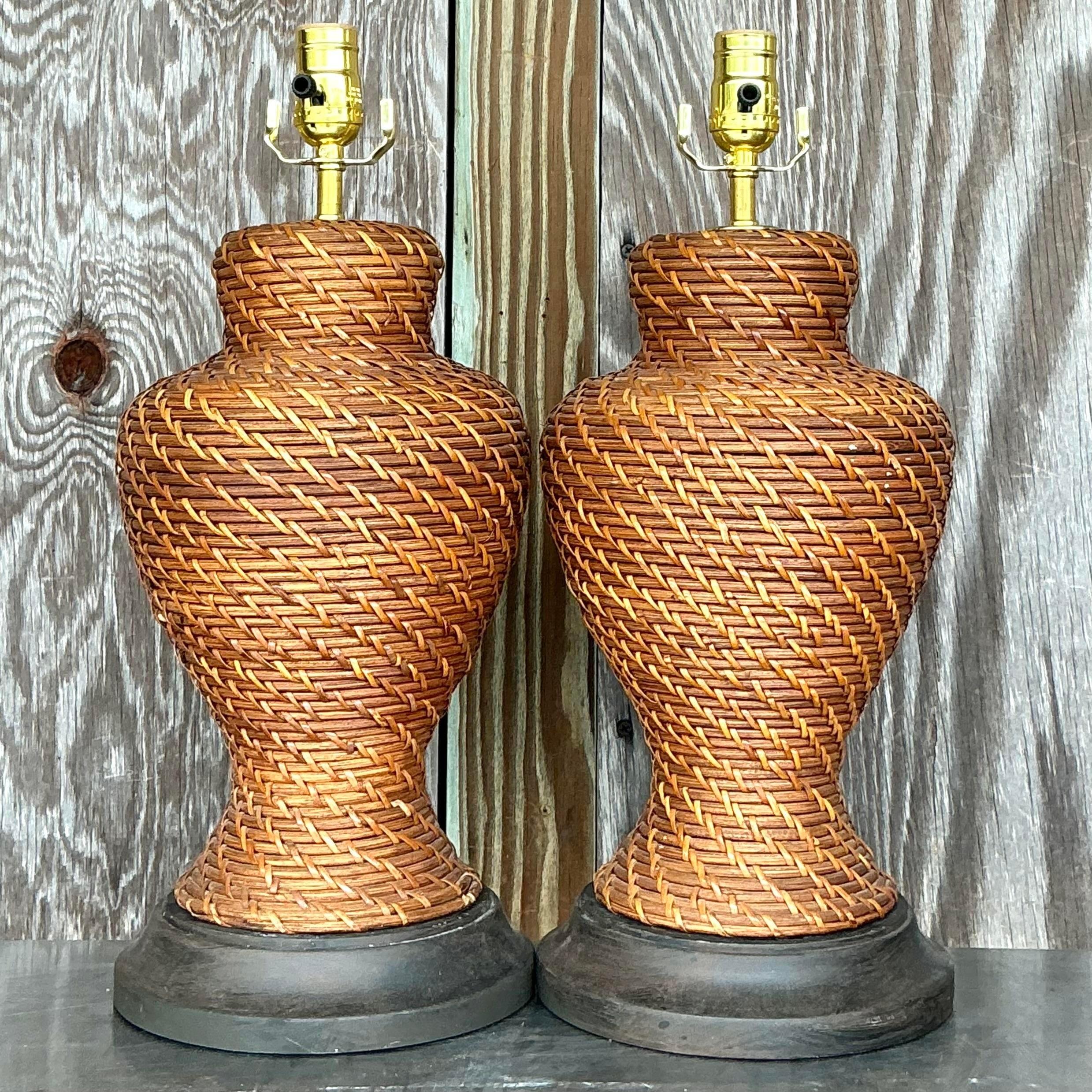 Métal Paire de lampes vintage en rotin tressé pour la côte en vente