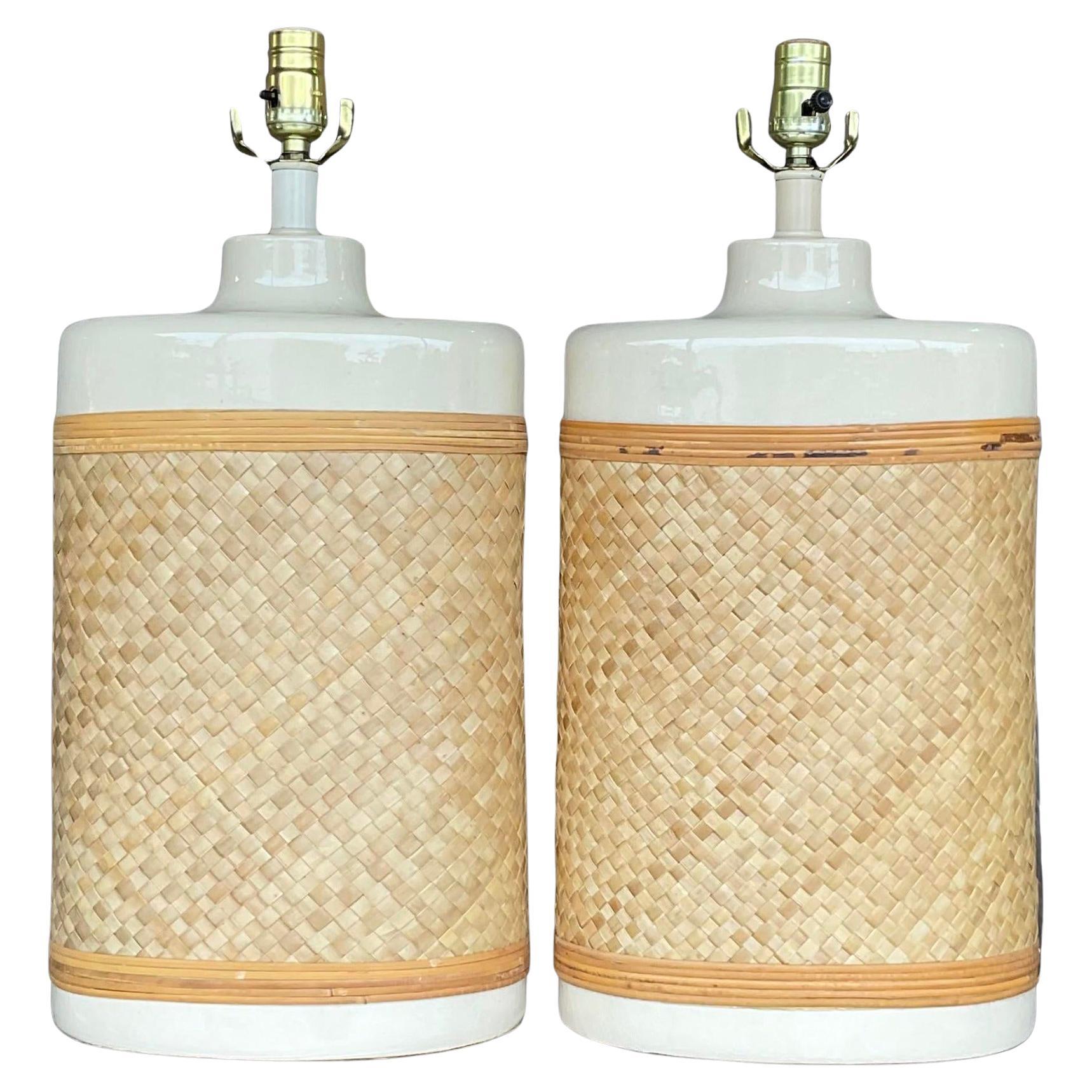 Coastal-Lampen aus gewebtem Rattan im Vintage-Stil – ein Paar im Angebot