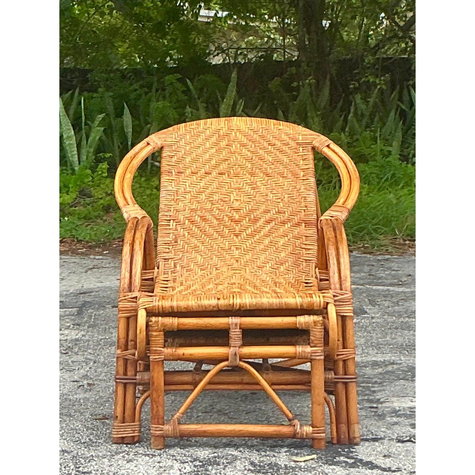 Mid-Century Modern Vintage Coastal Woven Rattan Lounge Chair With Extending Foot Rest en vente