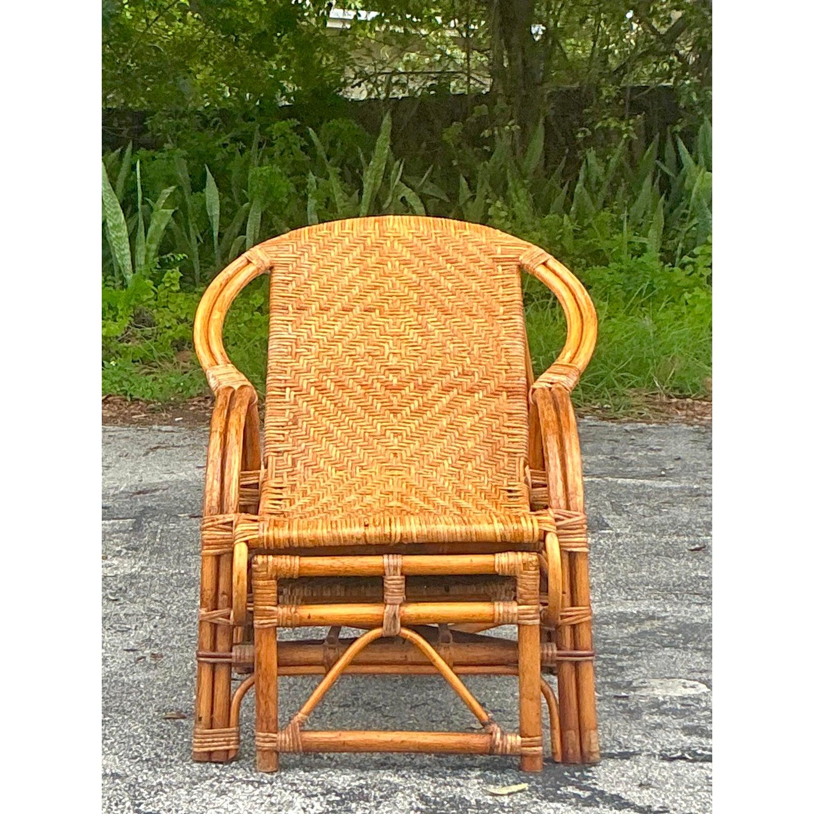Philippin Vintage Coastal Woven Rattan Lounge Chair With Extending Foot Rest en vente