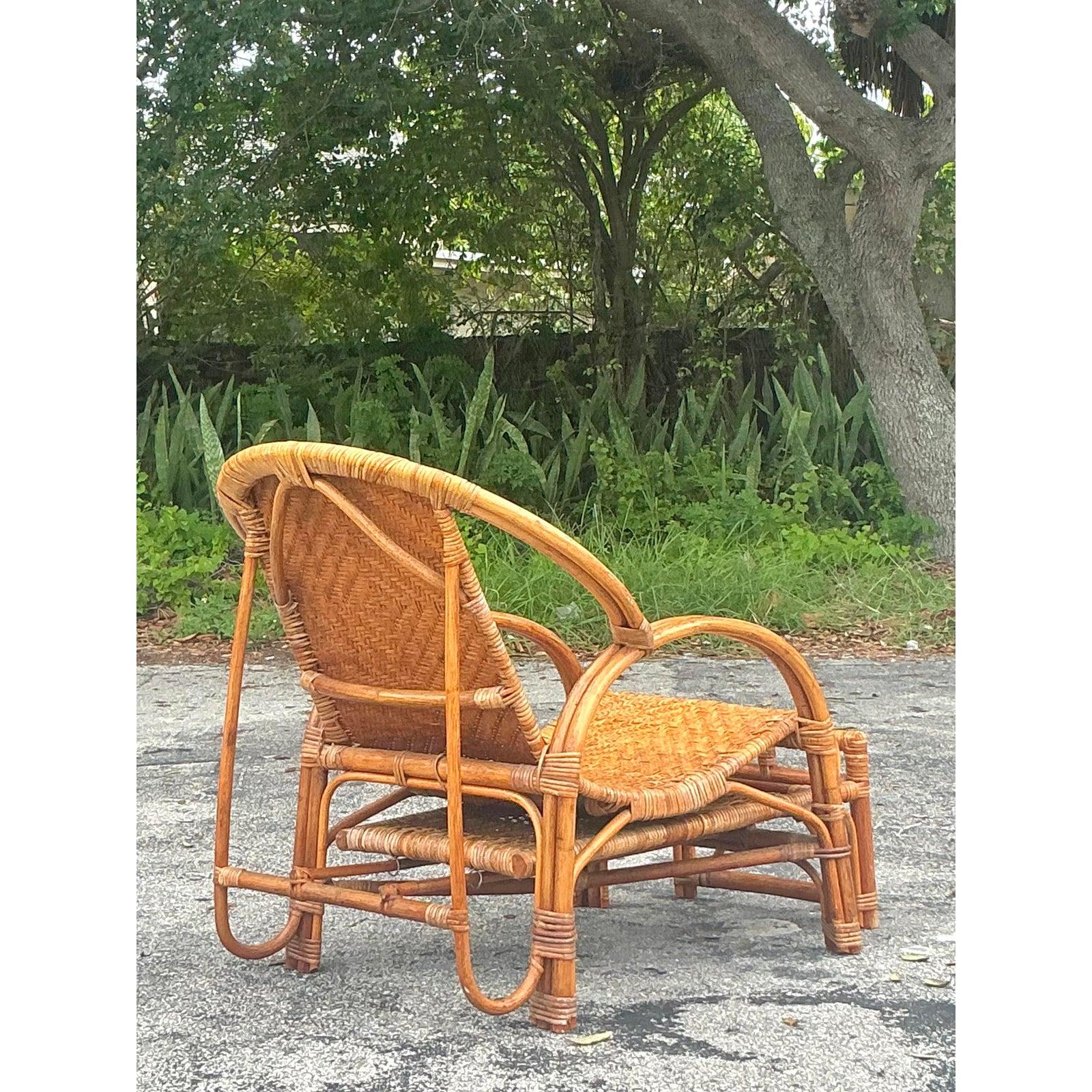 Rotin Vintage Coastal Woven Rattan Lounge Chair With Extending Foot Rest en vente