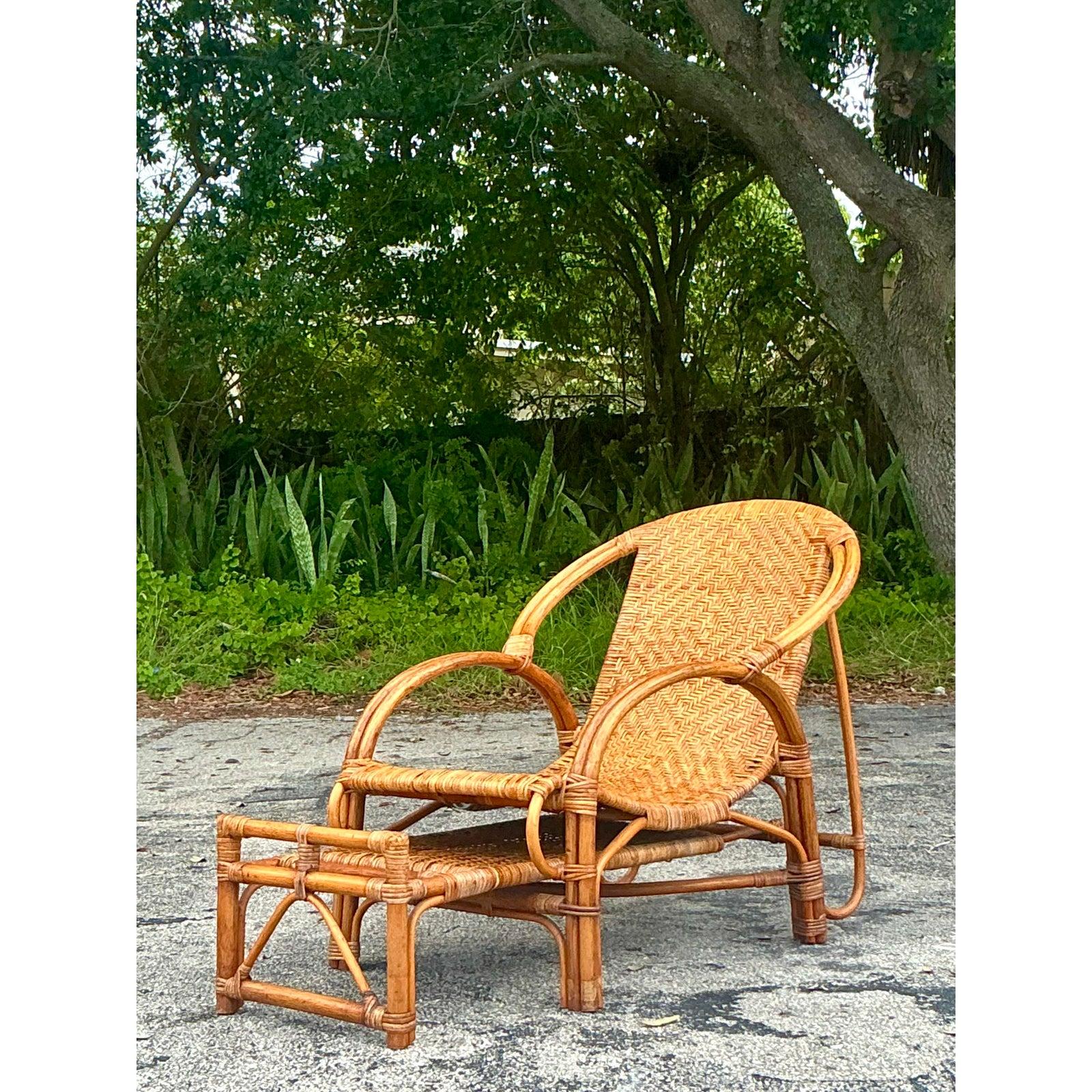 Vintage Coastal Woven Rattan Lounge Chair With Extending Foot Rest en vente 1