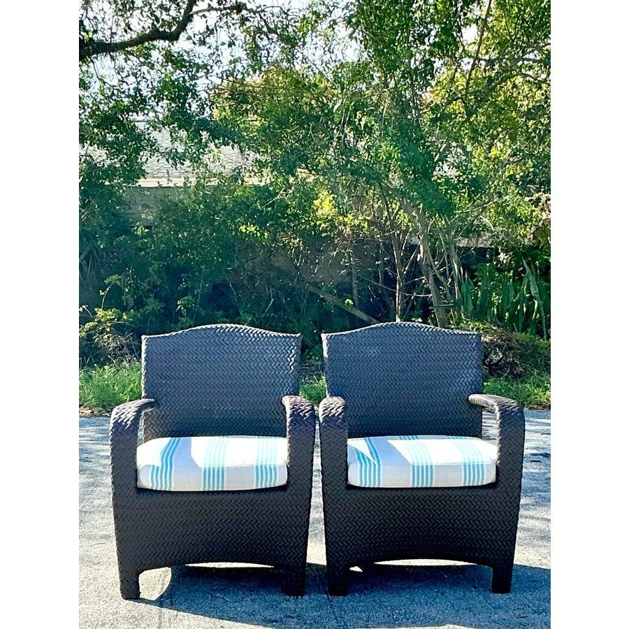 Ajoutez une touche de charme côtier intemporel à votre espace de vie ou extérieur avec cette paire de chaises longues en rotin tressé vintage. Dotées d'une robuste structure en rotin foncé et d'assises coussinées ornées de rayures bleues et