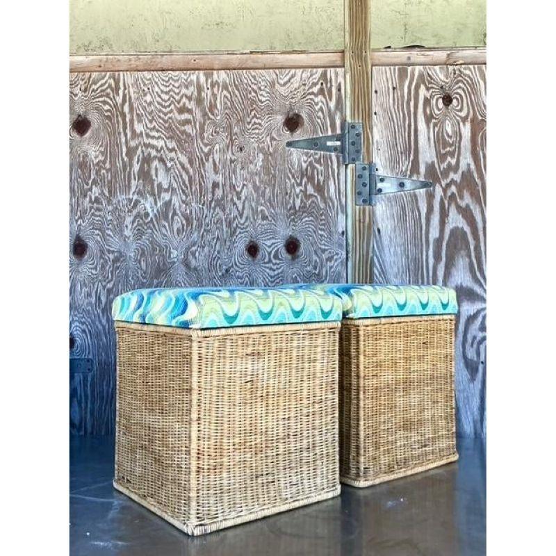 Incarnant l'esprit vibrant et insouciant de la vie côtière, cette ravissante paire d'ottomans en rotin vintage apporte une touche de couleur et de texture à n'importe quel espace. Tressées à la main en rotin naturel, leurs formes cubiques robustes