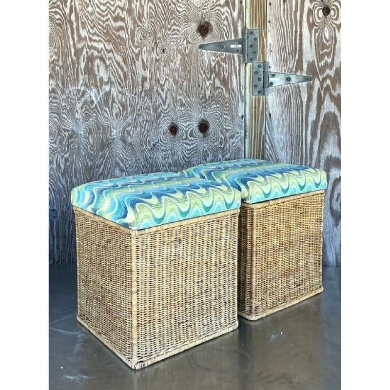 Hollywood Regency Tabourets bas vintage en rotin tissé - une paire en vente