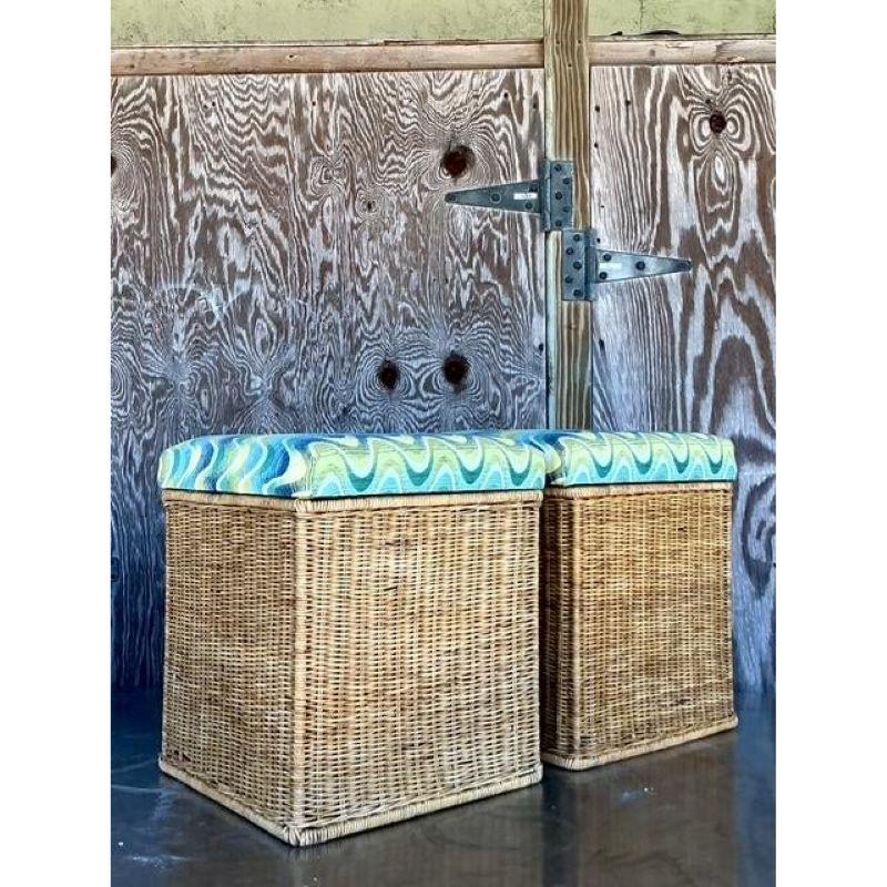 Tabourets bas vintage en rotin tissé - une paire en vente 1