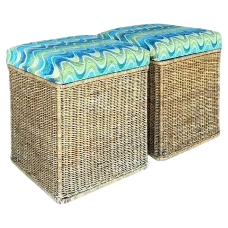 Tabourets bas vintage en rotin tissé - une paire en vente