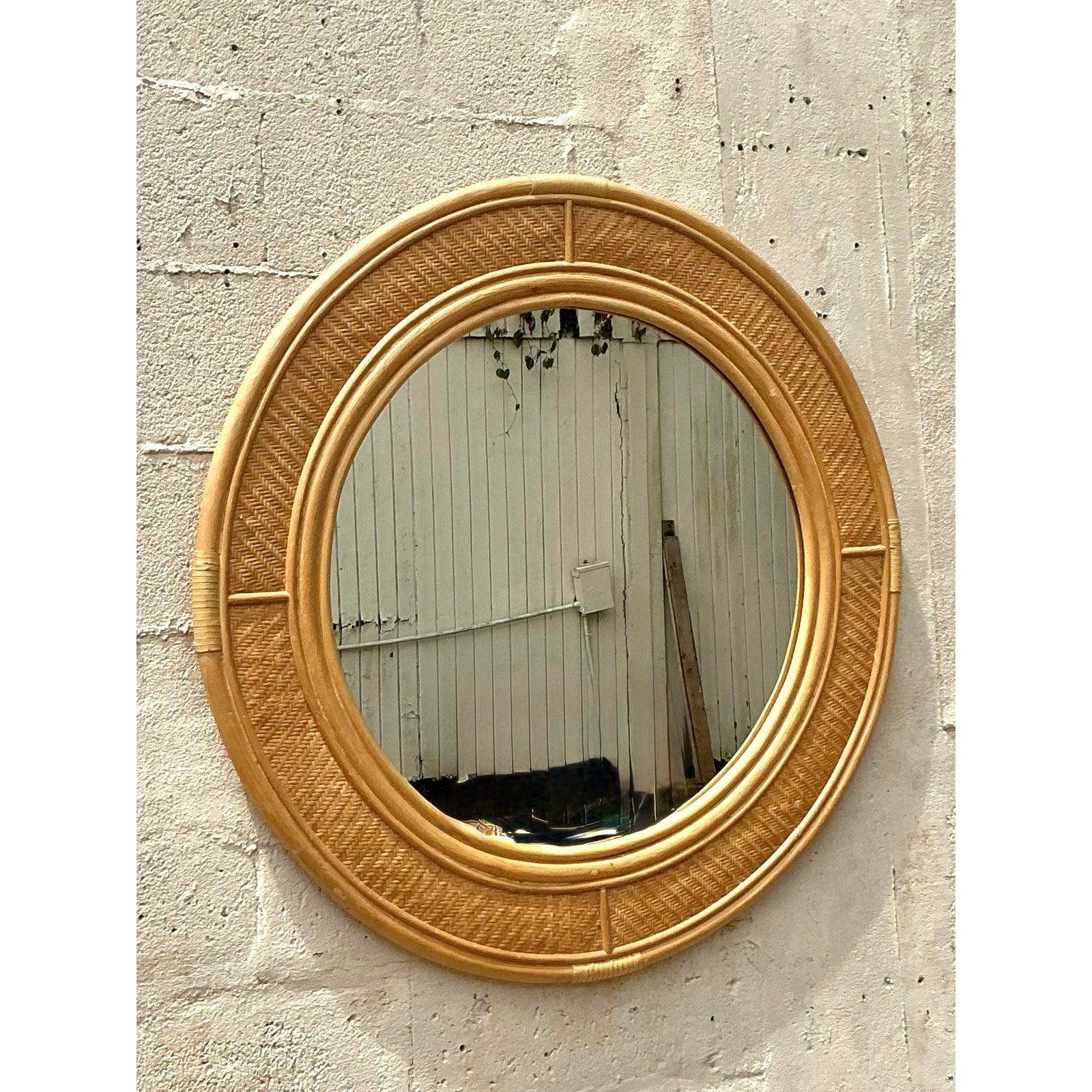 Porta un tocco di fascino costiero rilassato e di stile vintage nella tua casa con questo bellissimo specchio in rattan intrecciato Vintage Coastal. La classica forma rotonda è incorniciata da un ampio bordo di rattan intrecciato, che mette in
