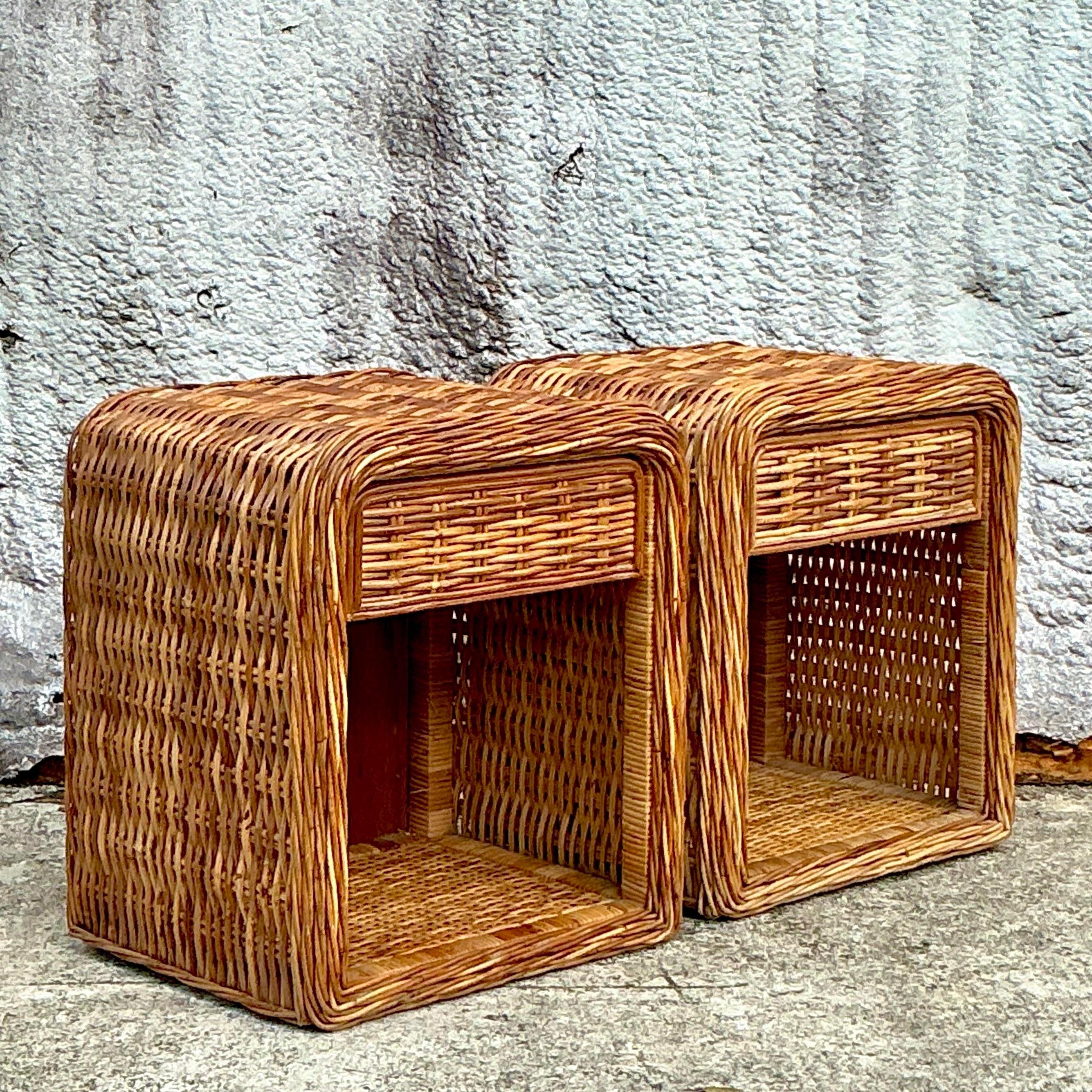 Bringen Sie Küstencharme in Ihr Schlafzimmer mit diesem Paar geflochtener Rattan-Nachttische im Vintage-Stil. Diese Nachttische sind mit aufwendig geflochtenen Rattan-Details versehen, die ein leichtes, luftiges Gefühl in Ihren Raum bringen, perfekt