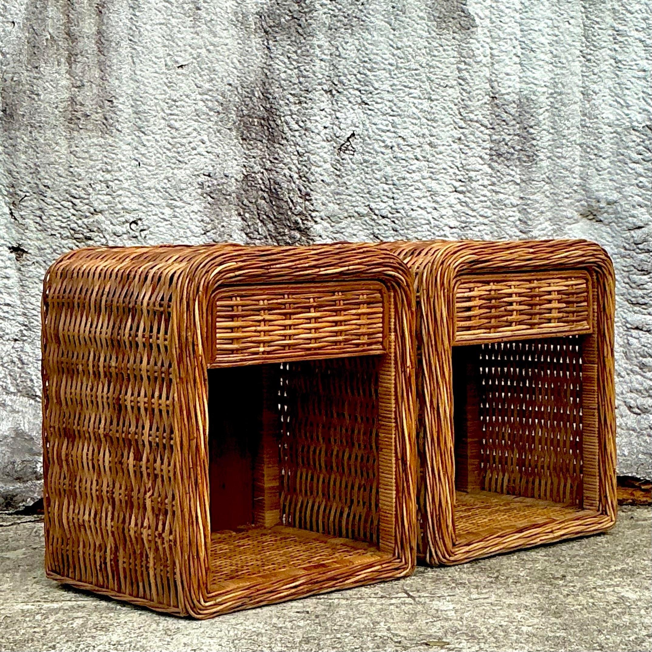 Coastal-Nachttische aus gewebtem Rattan im Vintage-Stil – ein Paar (Philippinisch) im Angebot