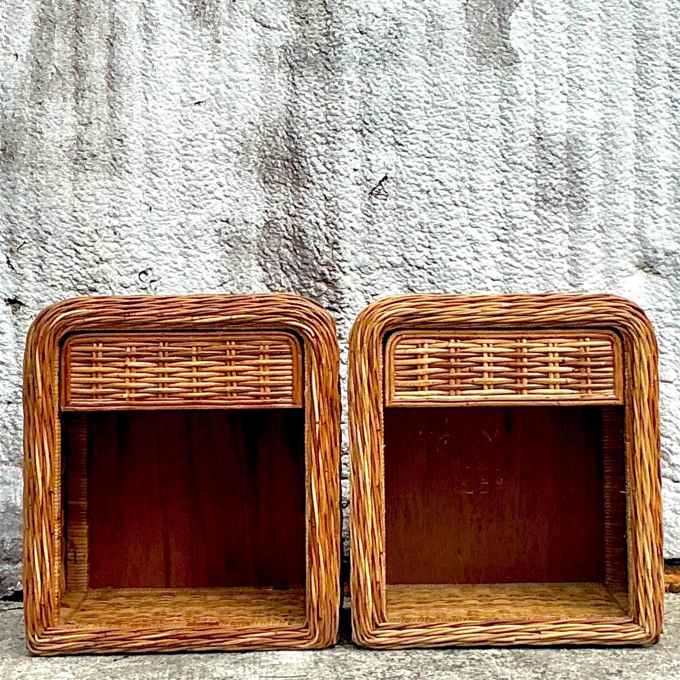 Coastal-Nachttische aus gewebtem Rattan im Vintage-Stil – ein Paar im Zustand „Gut“ im Angebot in west palm beach, FL