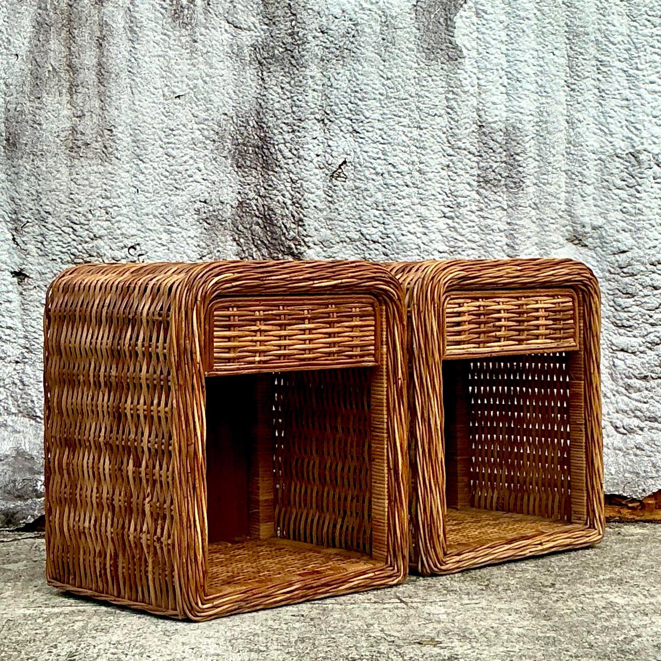 Coastal-Nachttische aus gewebtem Rattan im Vintage-Stil – ein Paar (20. Jahrhundert) im Angebot