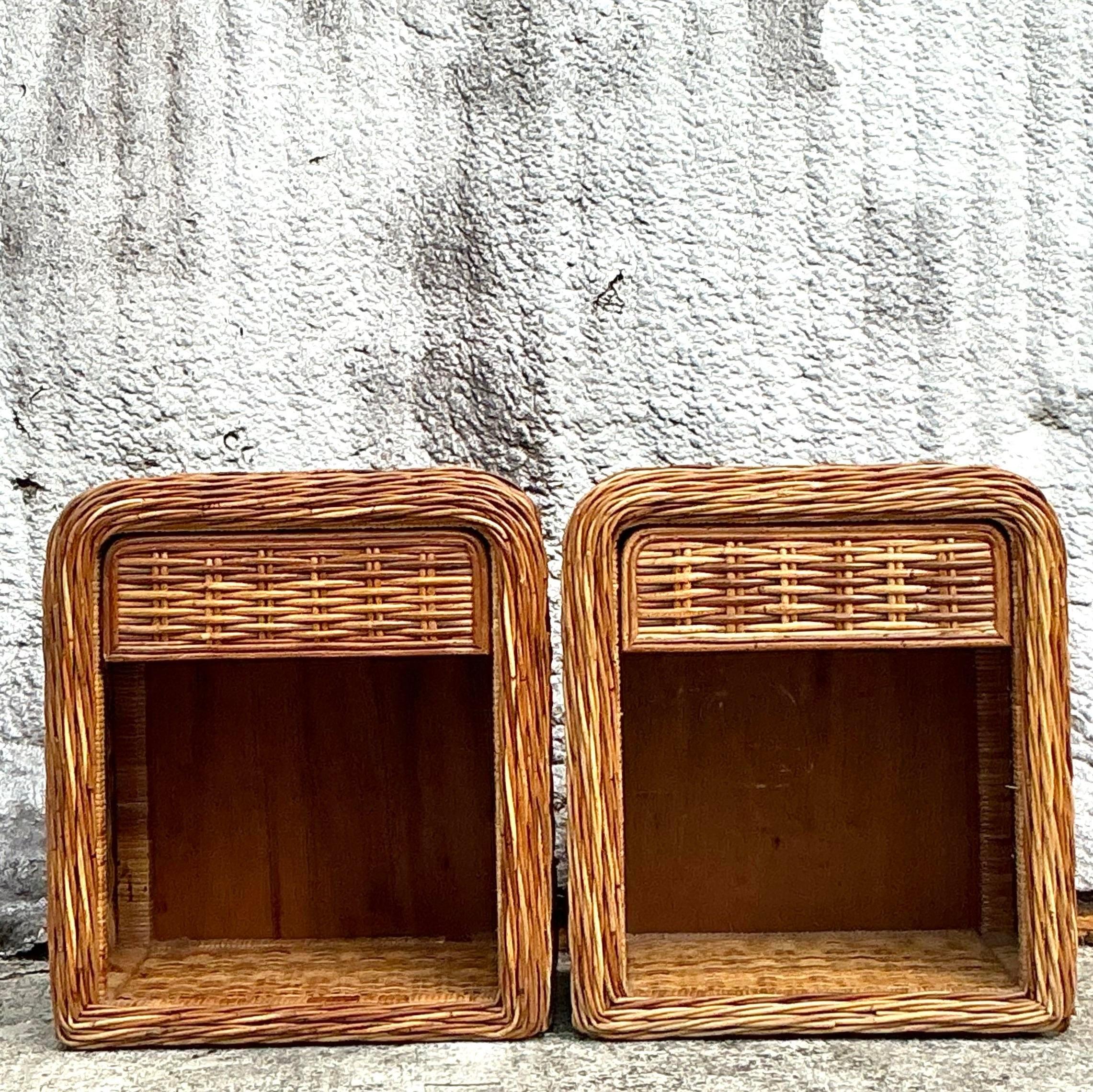 Coastal-Nachttische aus gewebtem Rattan im Vintage-Stil – ein Paar im Angebot 1