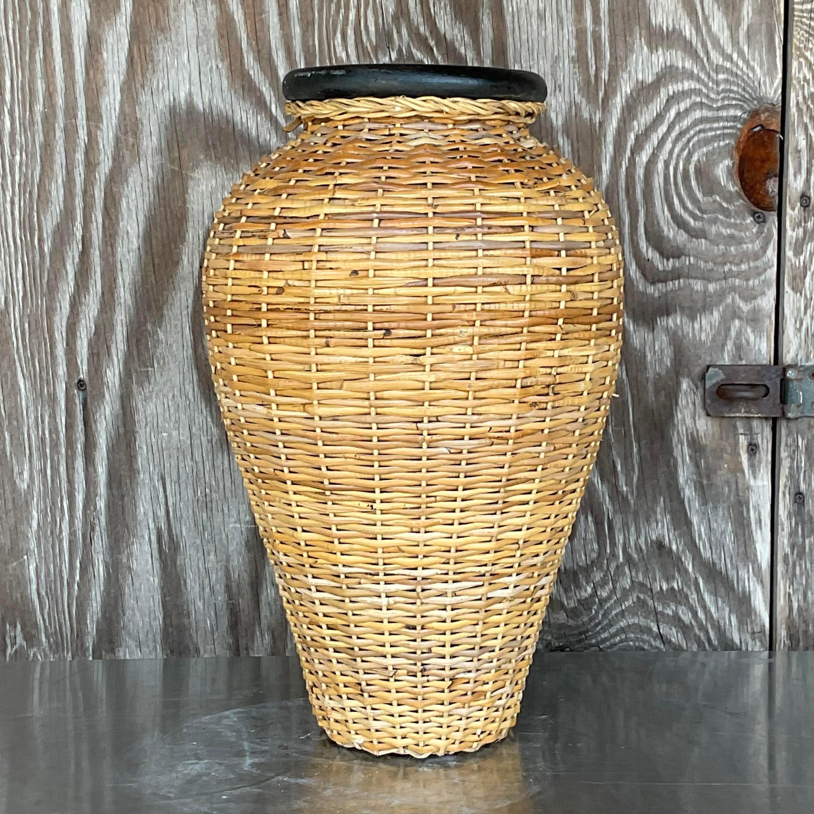 Coastal-Vase aus gewebtem Rattan über Terrakotta, Vintage im Angebot 1