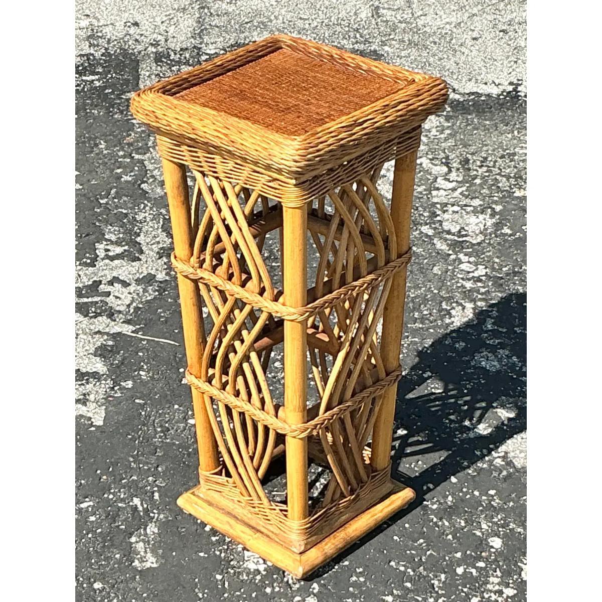 The Pedestal vintage en rotin tressé pour la côte Bon état - En vente à West Palm Beach, FL