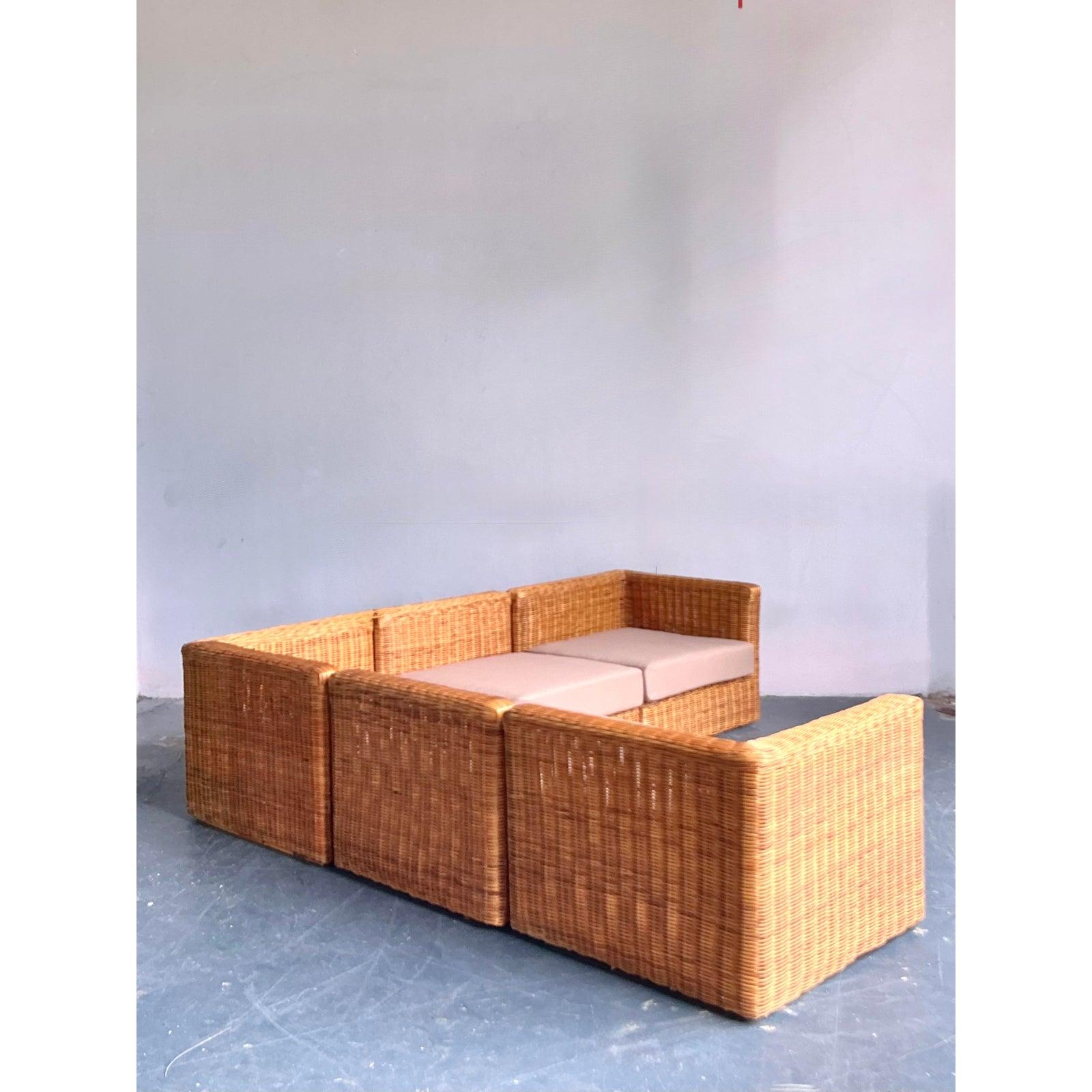 Découvrez le luxe décontracté de cet incroyable canapé sectionnel vintage en rotin tressé. Exemple étonnant du design moderne organique des années 1970, cette pièce témoigne d'un savoir-faire supérieur et d'un confort à grande échelle. Tissé à la