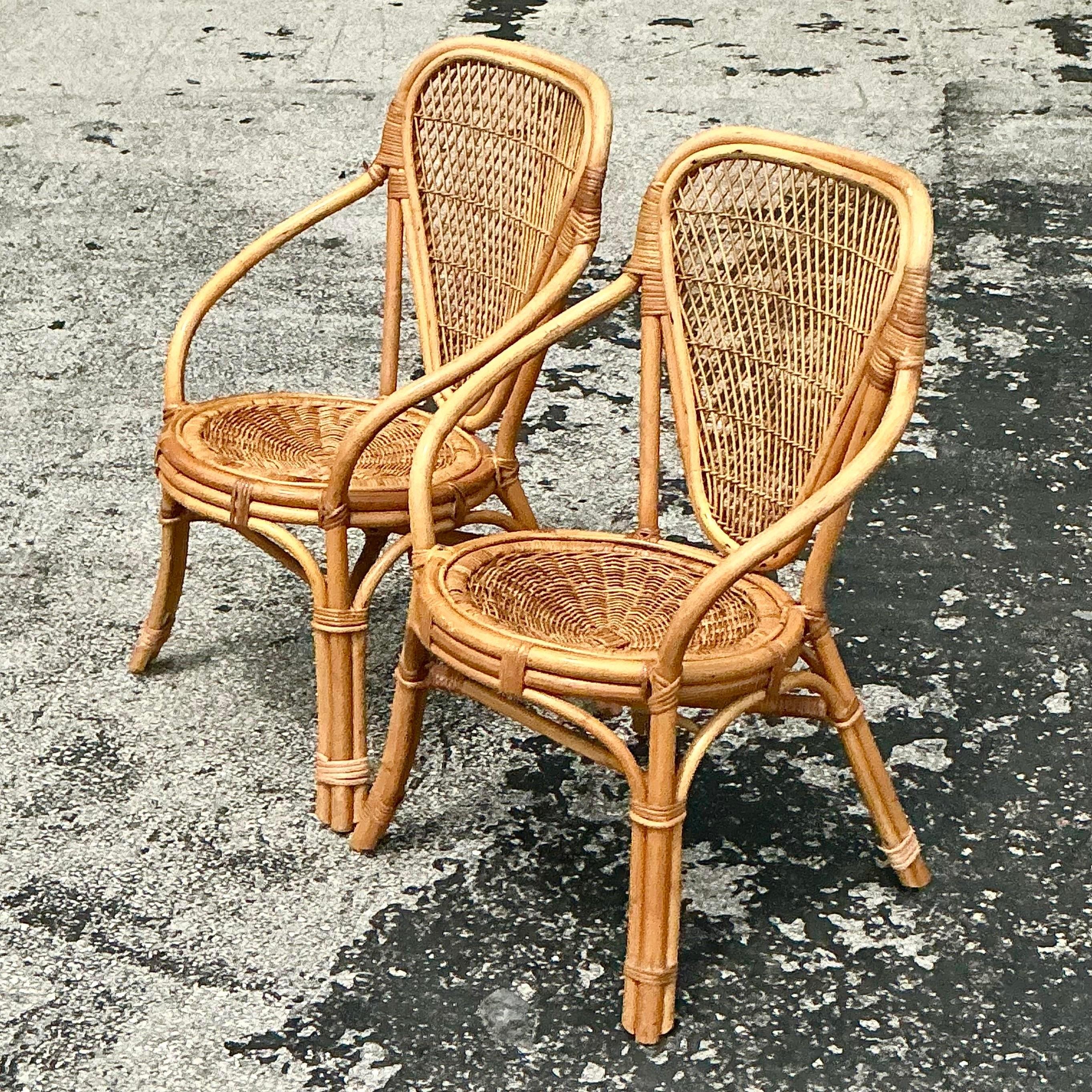 Filippino Sedie con schienale a scudo in rattan intrecciato vintage della costa - una coppia in vendita
