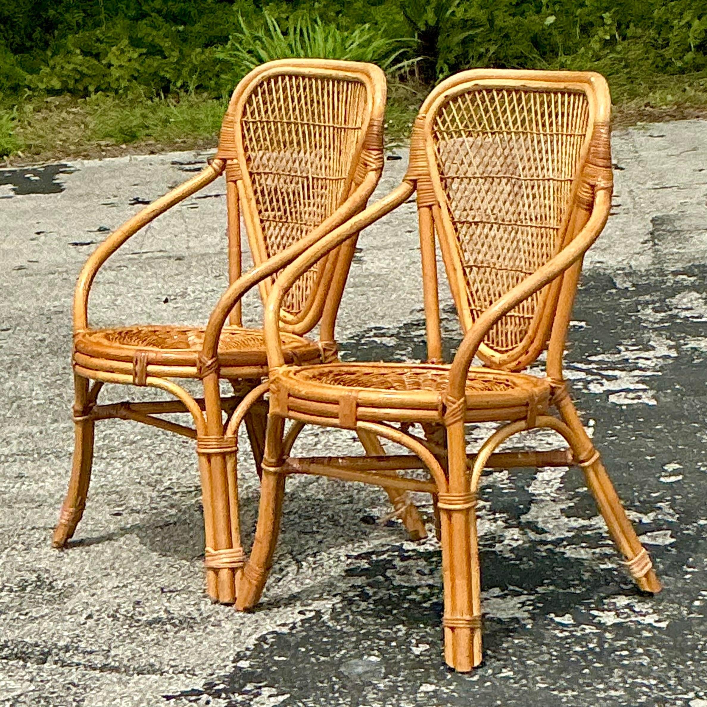 Sedie con schienale a scudo in rattan intrecciato vintage della costa - una coppia In condizioni buone in vendita a West Palm Beach, FL