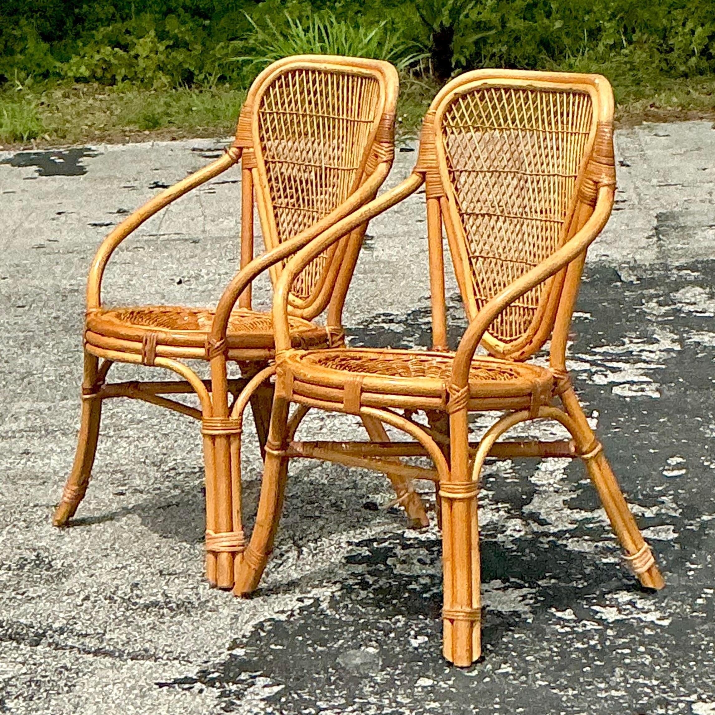 Rattan Sedie con schienale a scudo in rattan intrecciato vintage della costa - una coppia in vendita