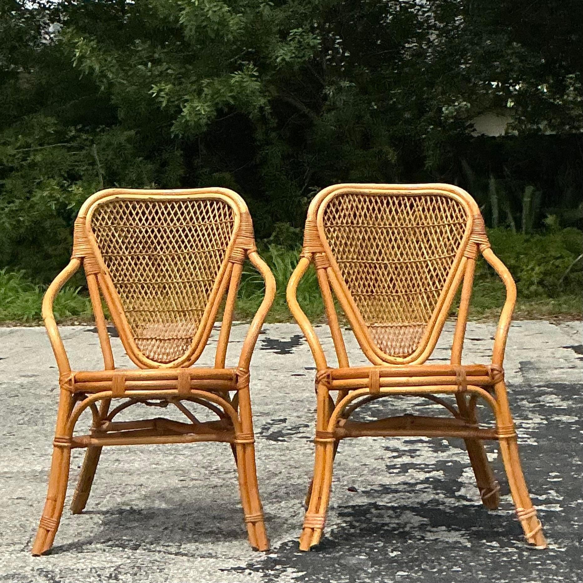 Sedie con schienale a scudo in rattan intrecciato vintage della costa - una coppia in vendita 1