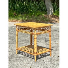 Mesa auxiliar vintage costera de ratán tejido