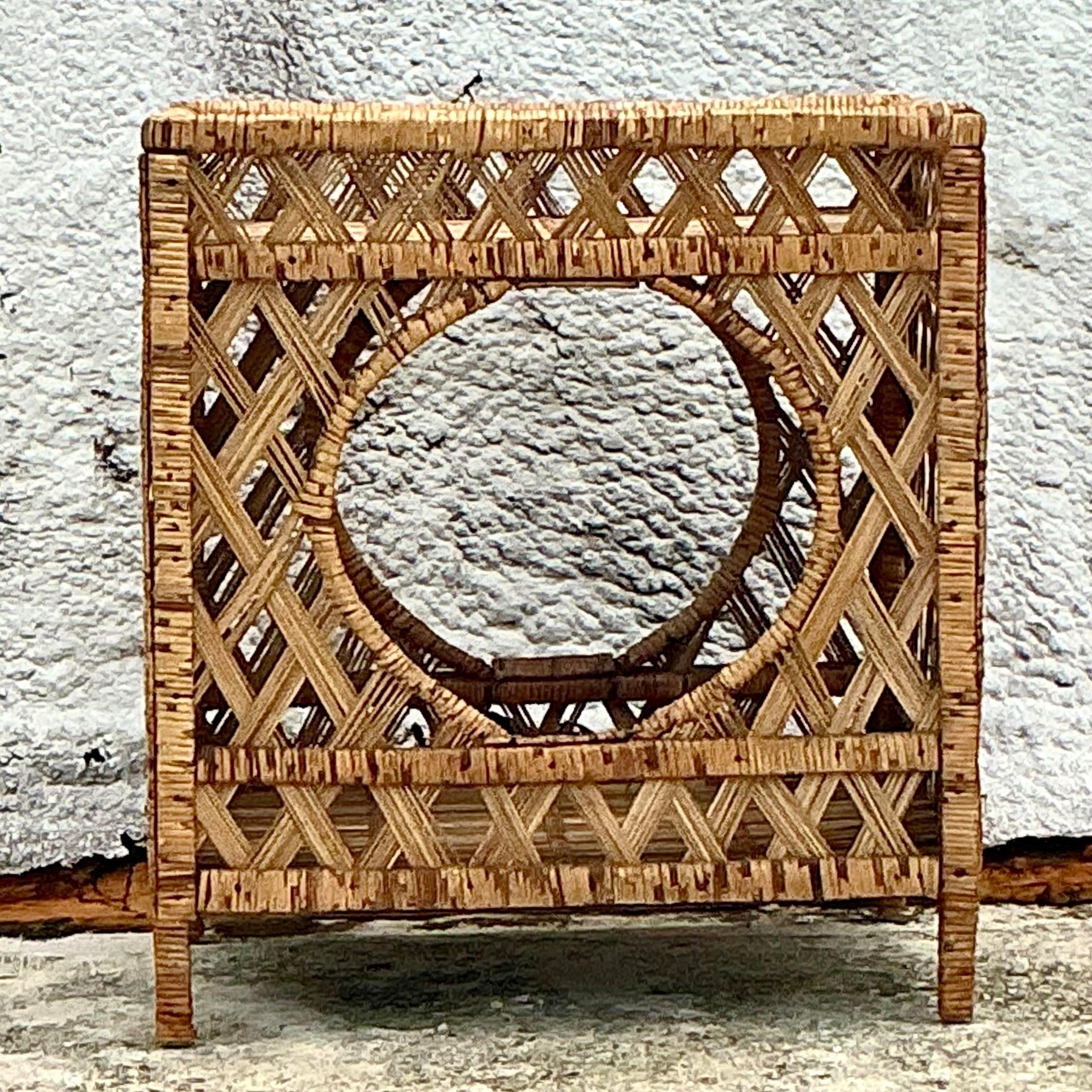 Apportez un charme côtier et une élégance naturelle à votre maison avec ce buffet Vintage By By tressé en rotin. Parfait pour les intérieurs de style américain, ce buffet présente des détails en rotin joliment tressé, offrant à la fois texture et