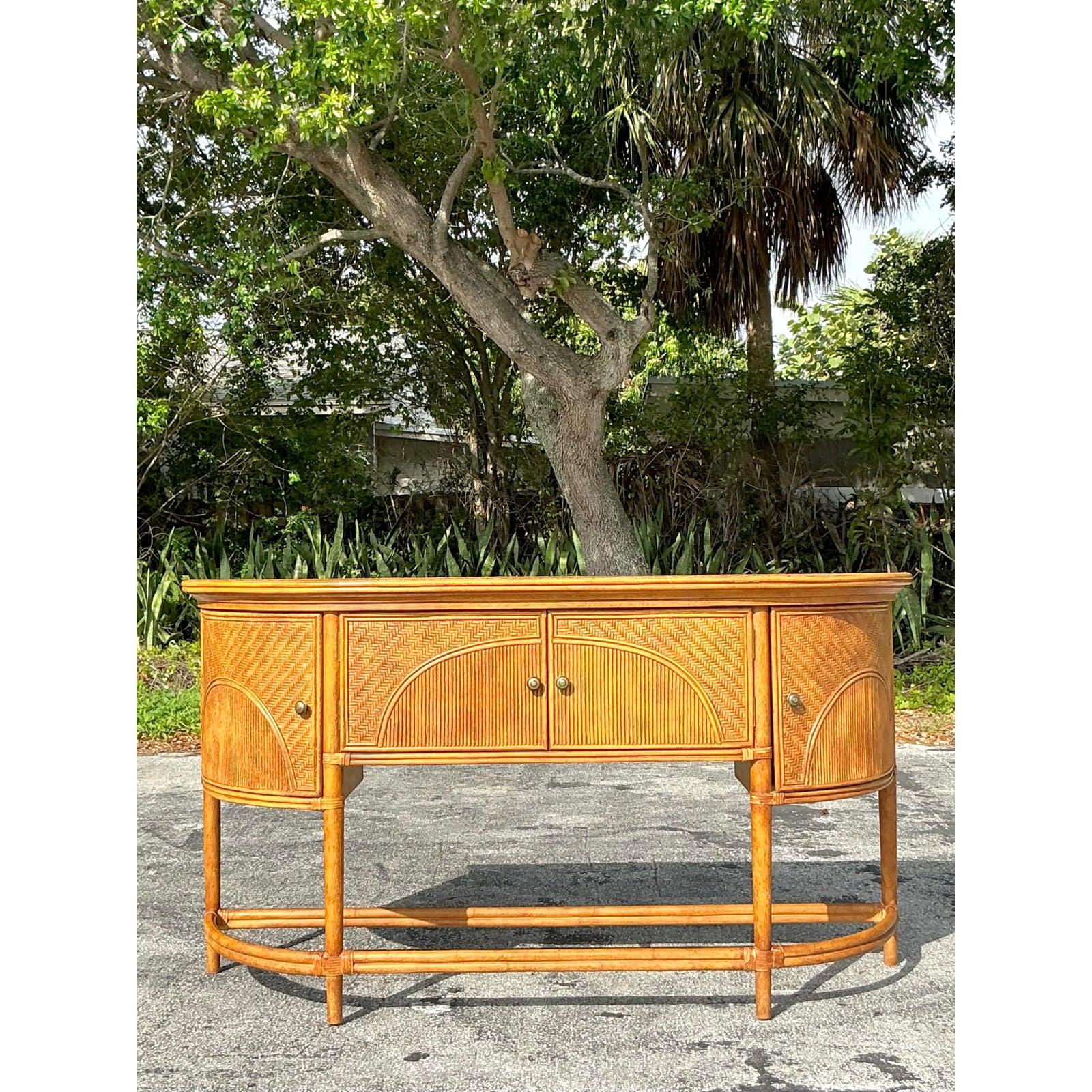 Coastal Sideboard aus gewebtem Rattan mit Untergestell im Zustand „Gut“ in West Palm Beach, FL
