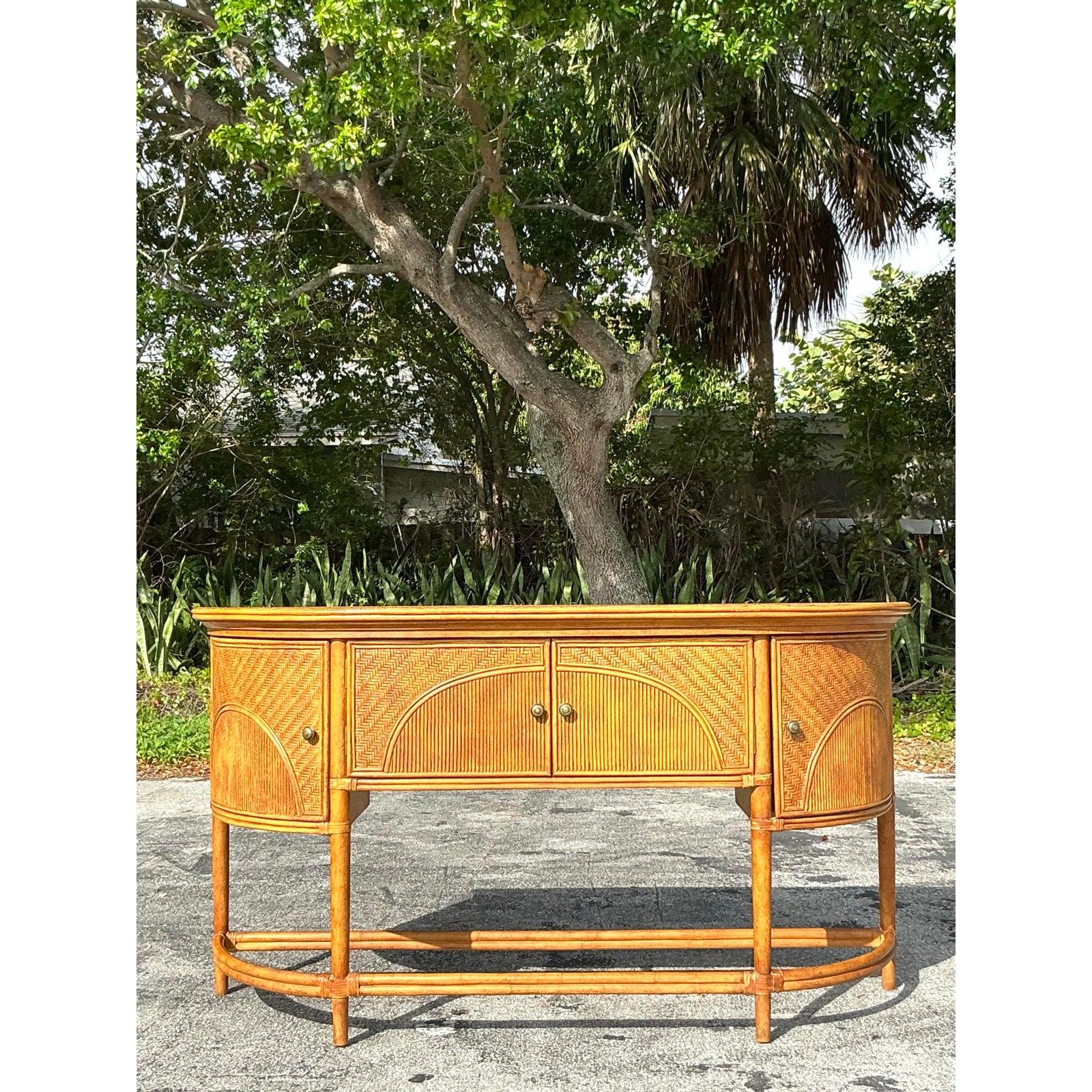 Coastal Sideboard aus gewebtem Rattan mit Untergestell (20. Jahrhundert)