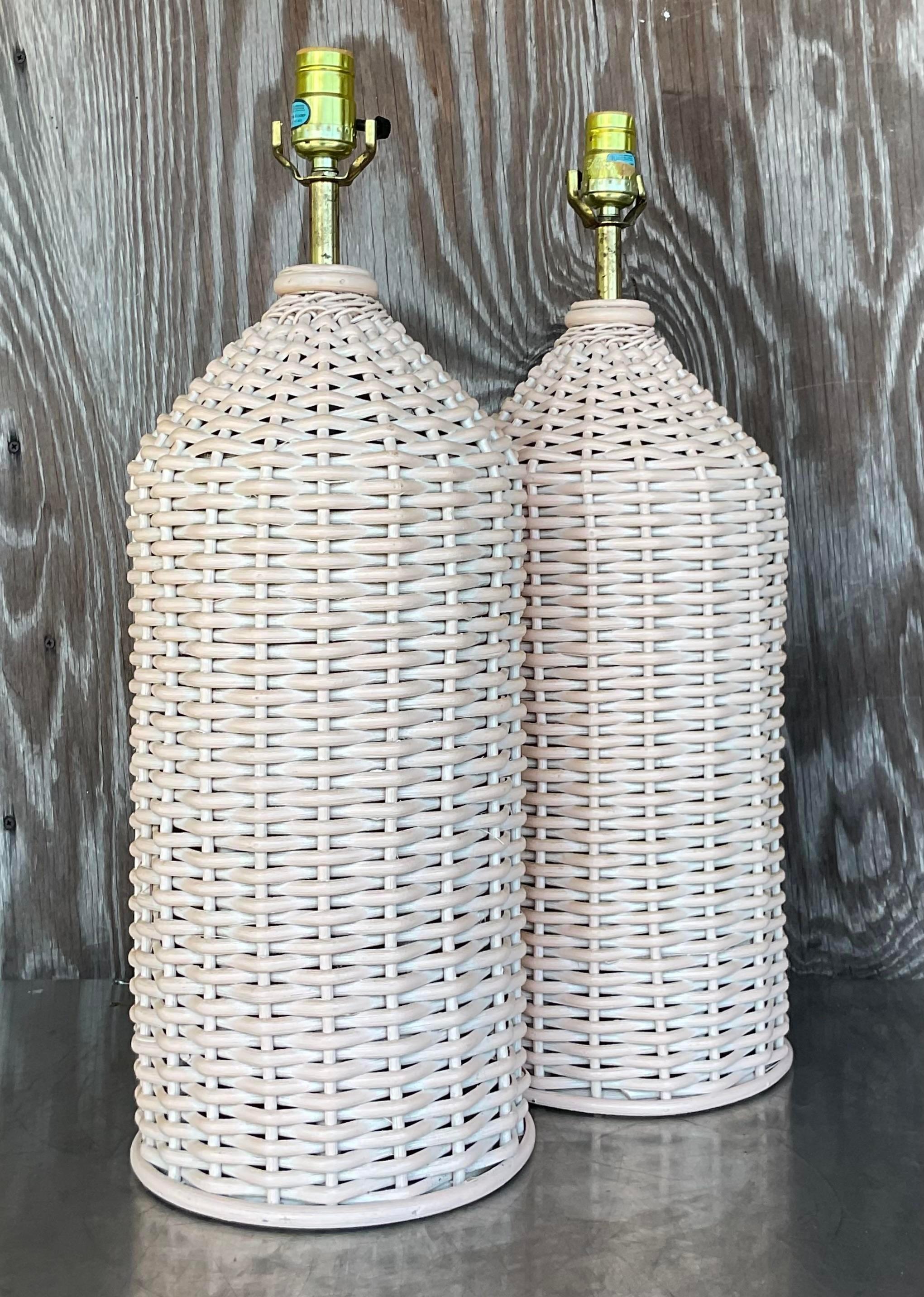 Coastal-Tischlampen aus gewebtem Rattan im Vintage-Stil - ein Paar (Philippinisch) im Angebot