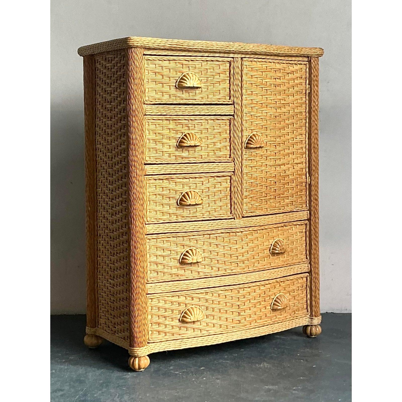 Infondi nella tua casa l'eleganza rilassata di questa cassettiera alta vintage, splendidamente realizzata in rattan intrecciato. Questo pezzo squisito incarna la quintessenza dello stile Nature, portando un tocco di charme naturale e raffinatezza