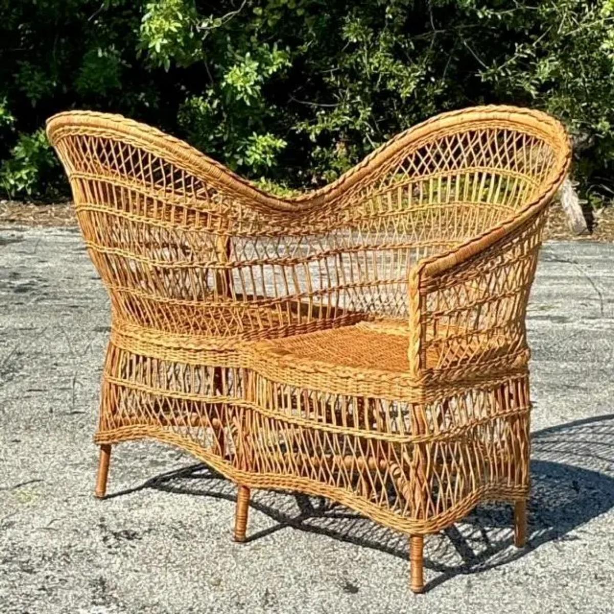 Philippin Canapé Tete a Tete vintage en rotin tressé côtier en vente