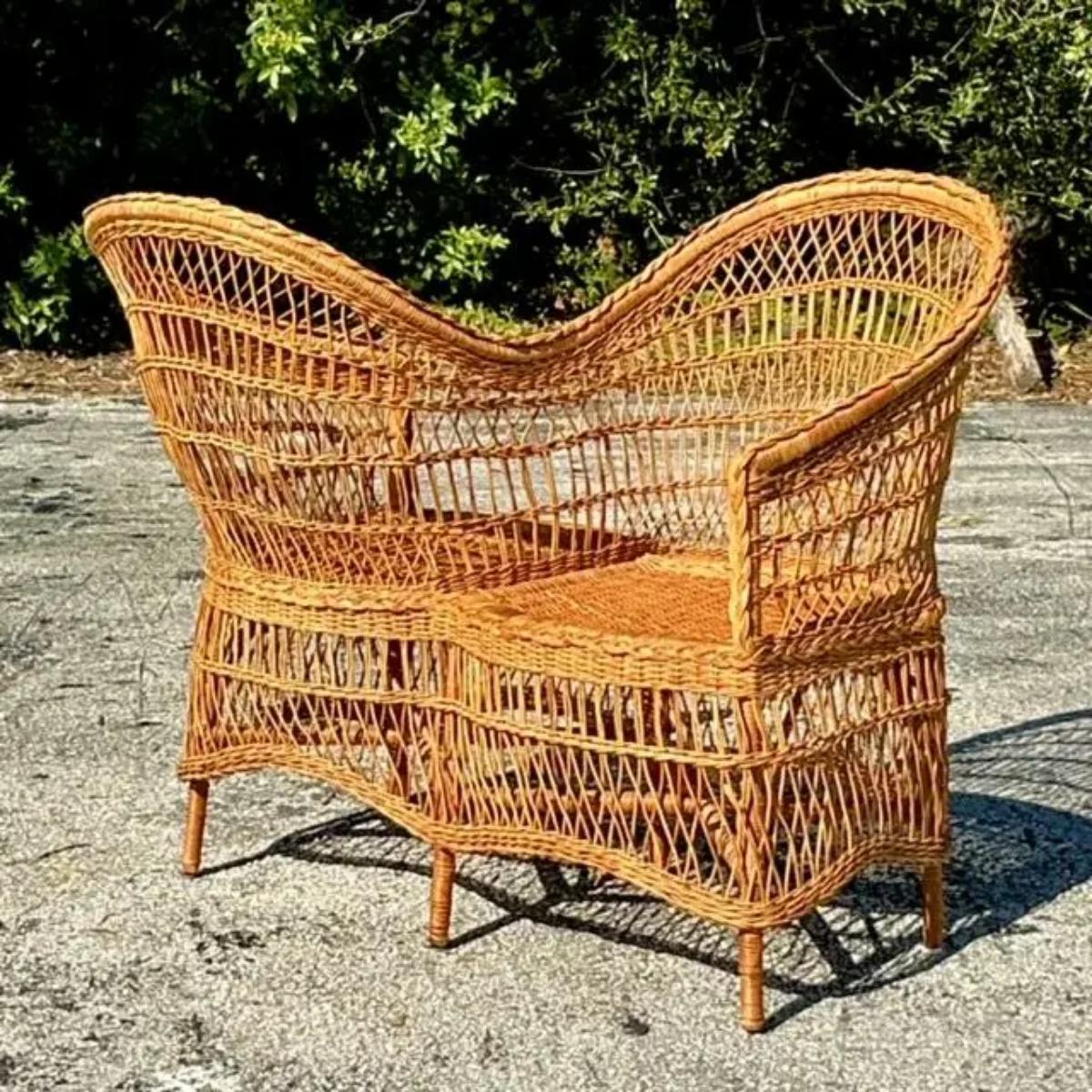 Rotin Canapé Tete a Tete vintage en rotin tressé côtier en vente