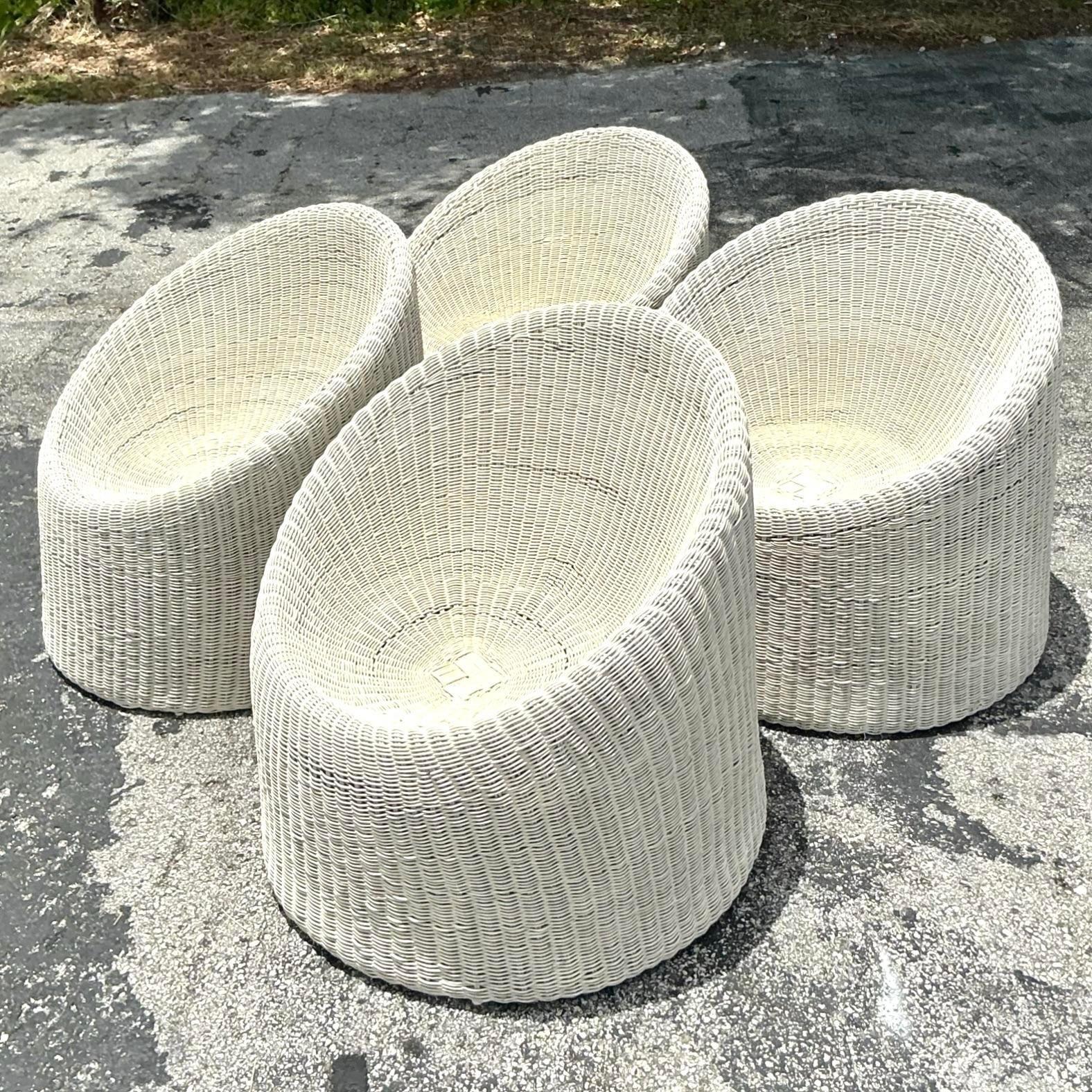 Philippin Paire de chaises baignoires en rotin tissé de style côtier en vente