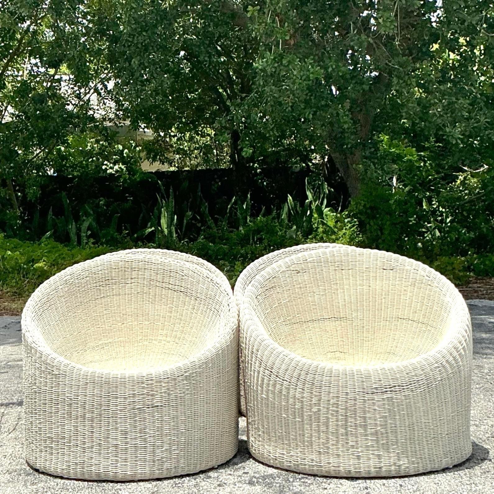 Paire de chaises baignoires en rotin tissé de style côtier Bon état - En vente à West Palm Beach, FL