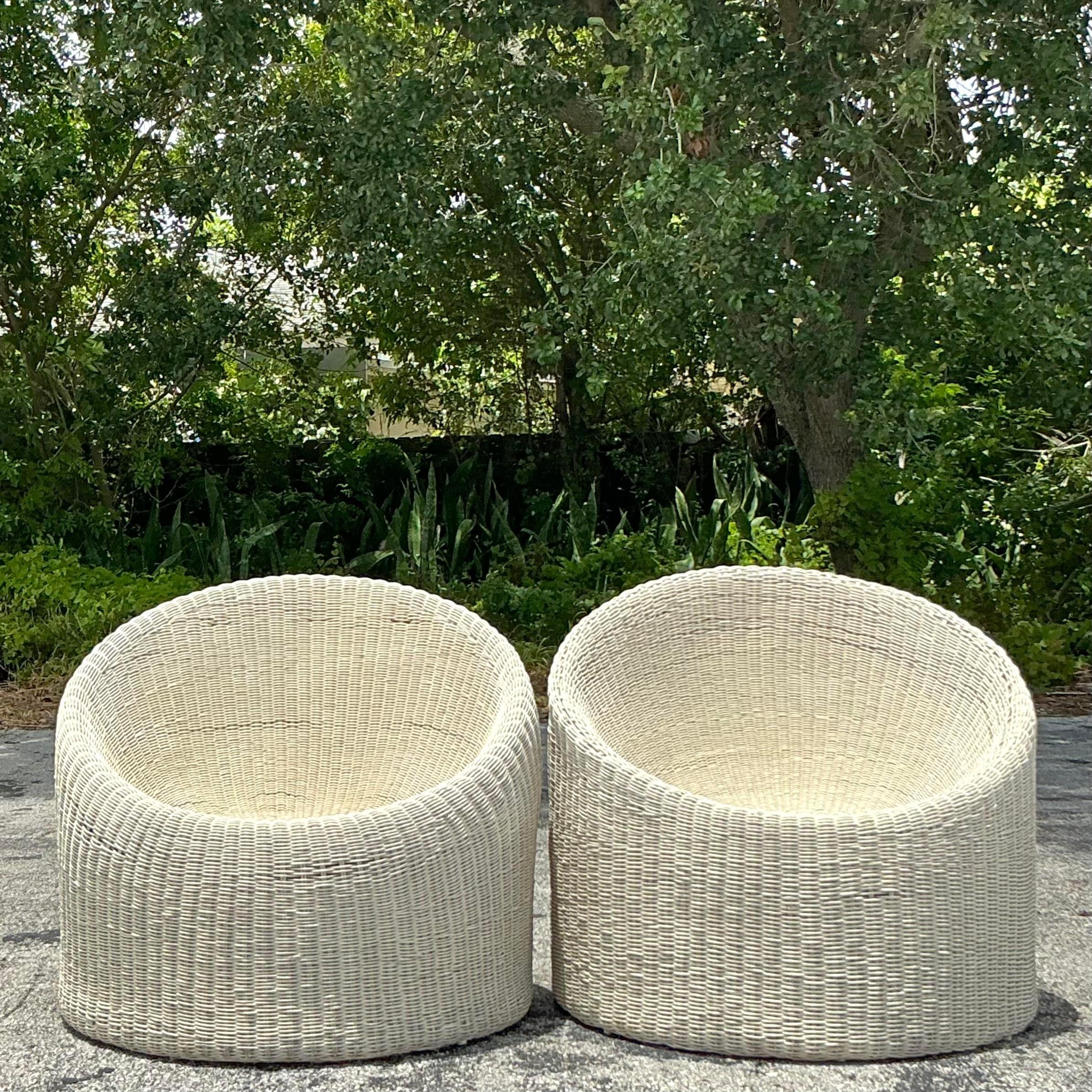 Rotin Paire de chaises baignoires en rotin tissé de style côtier en vente