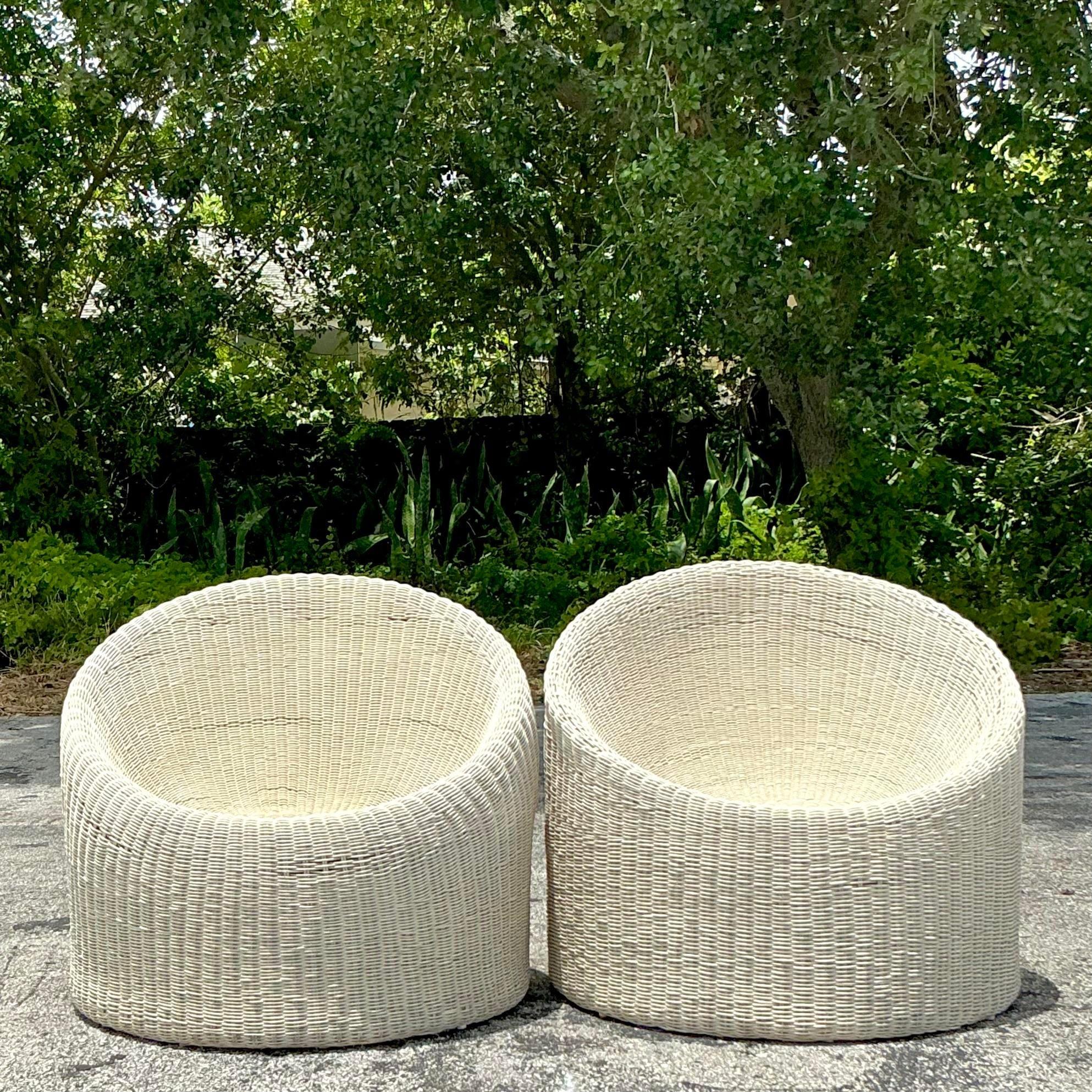 Paire de chaises baignoires en rotin tissé de style côtier en vente 1