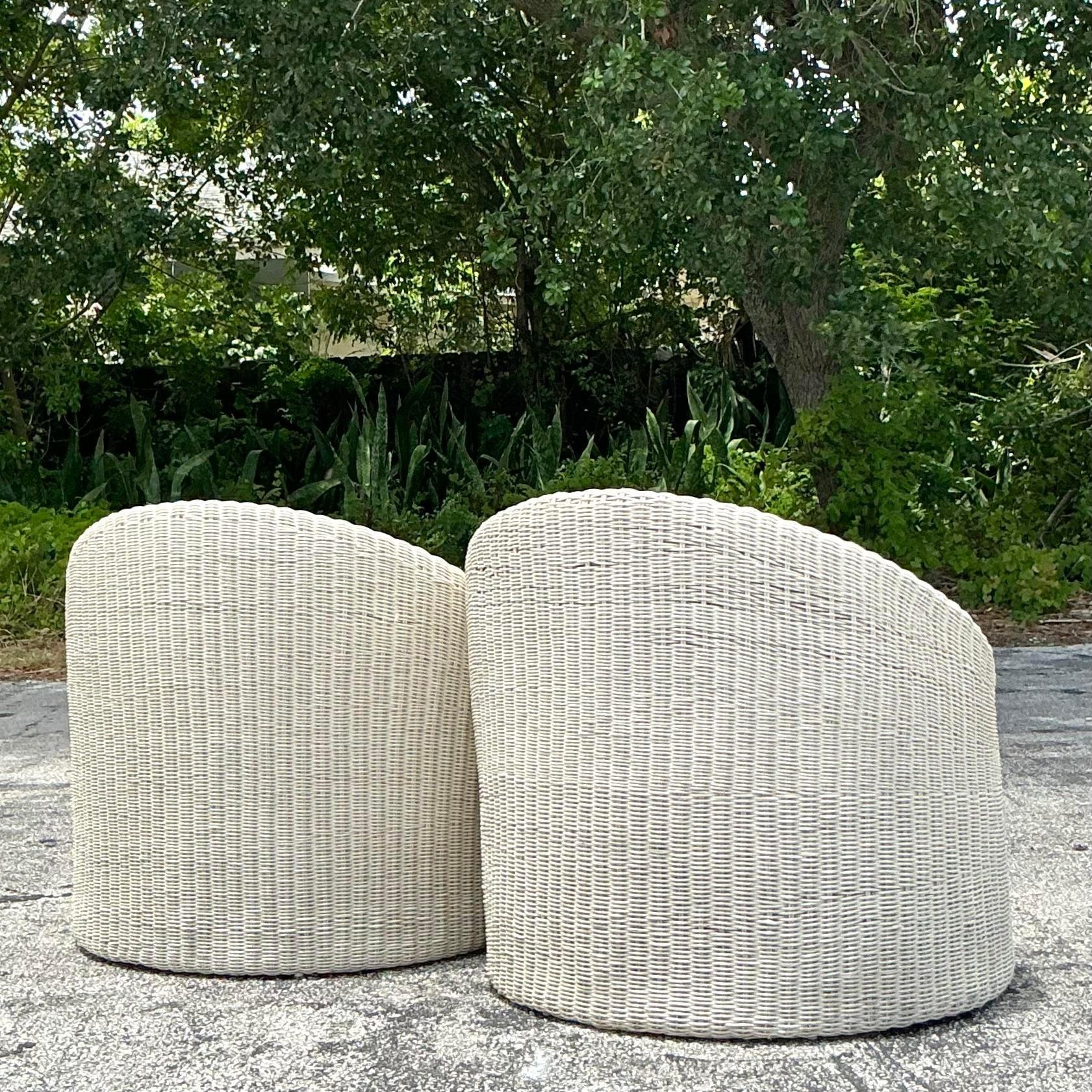 Paire de chaises baignoires en rotin tissé de style côtier en vente 2