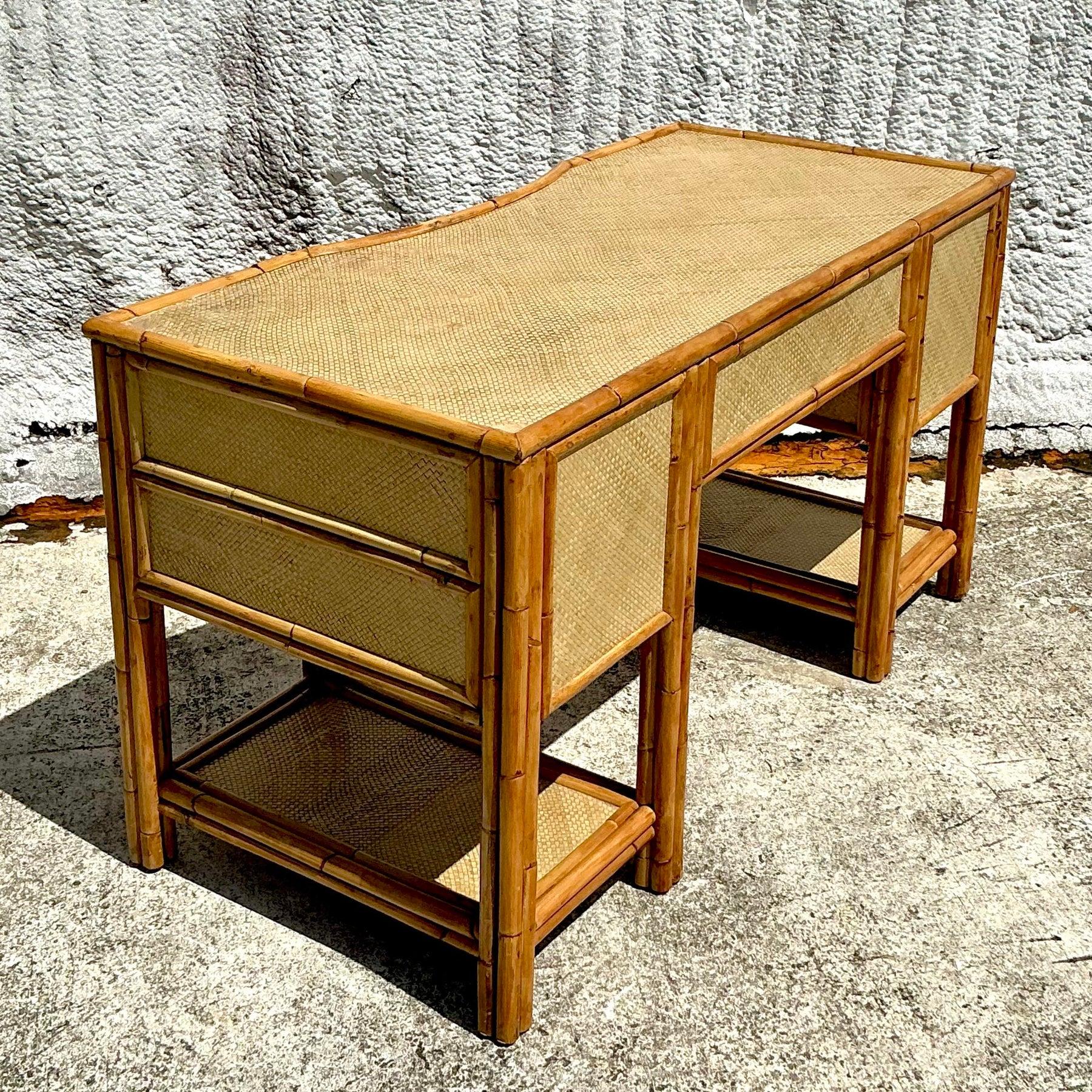 Un charmant bureau côtier vintage fabriqué à partir de rotin tressé, offrant une ambiance décontractée et balnéaire avec une touche d'élégance naturelle. Parfait pour un espace de travail aéré. Acquis d'une propriété de Palm Beach.